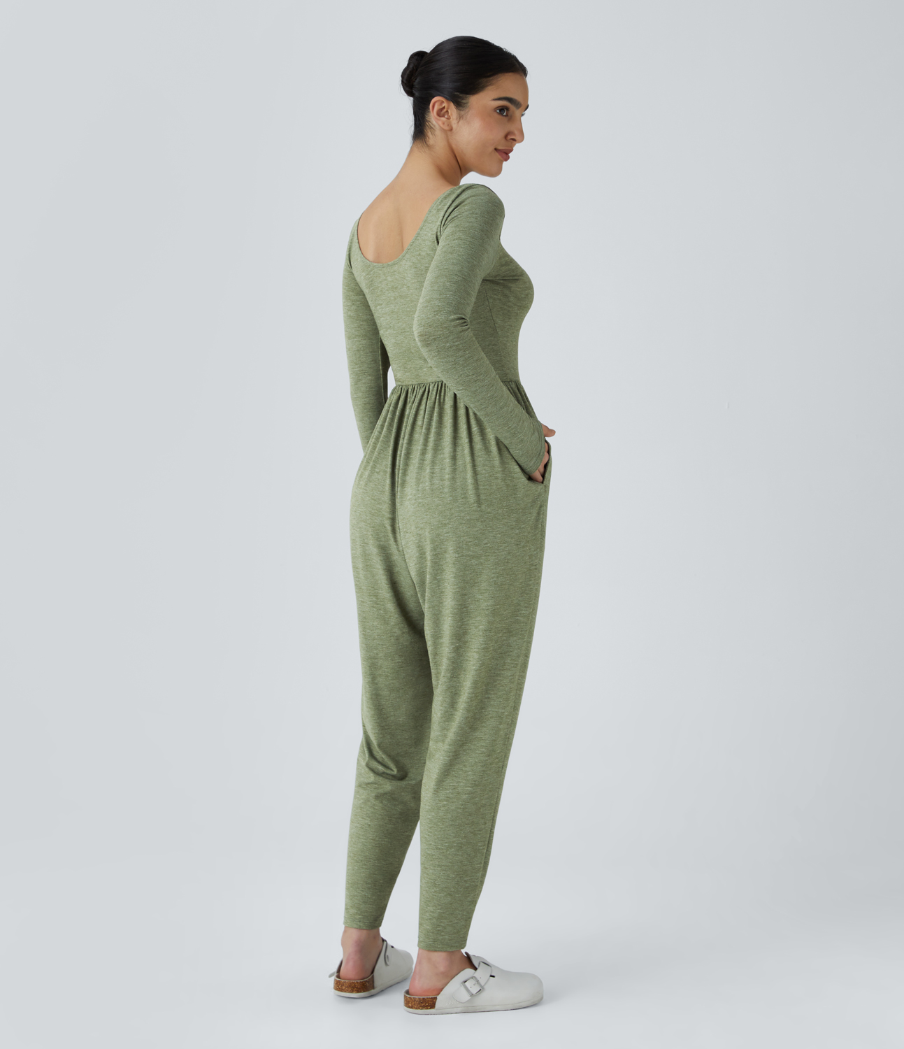 Light Green Floral Yarn 스쿱넥 백리스 주름 옆주머니 캐주얼 하렘 점프수트 / 2