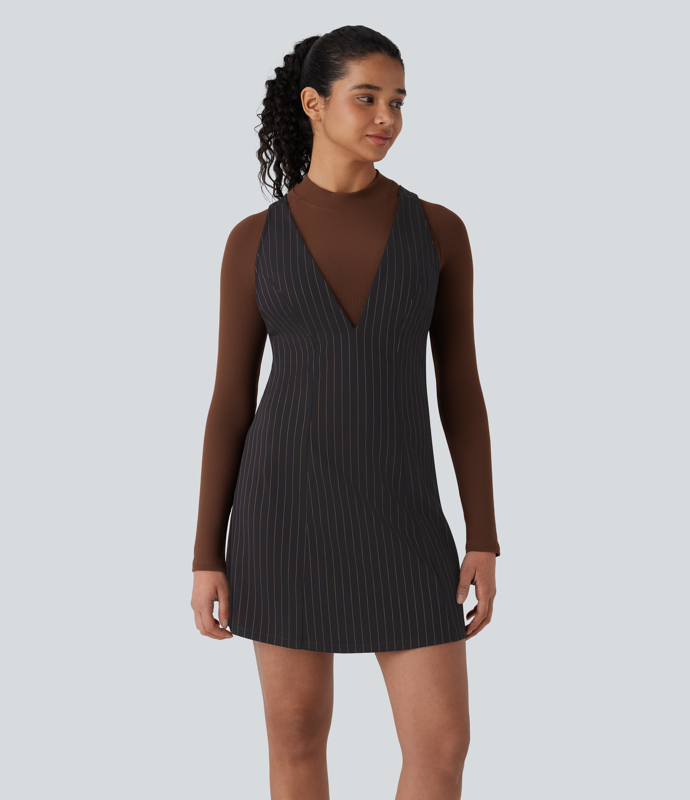 Arbeits-Minikleid mit V-Ausschnitt, verstellbaren Trägern, Knopfleiste und Cool-Touch