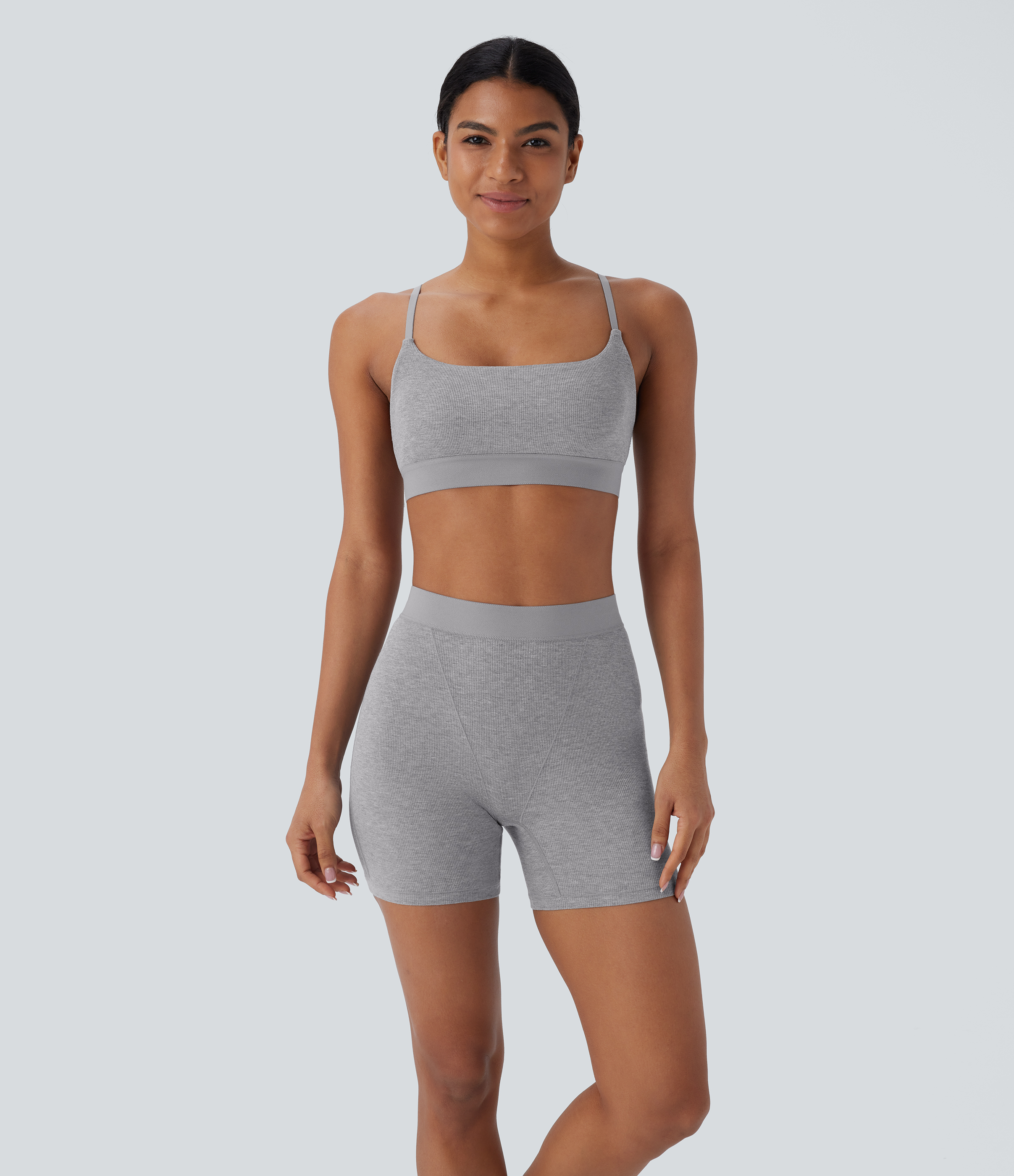 Sujetador deportivo muy elástico con tirantes ajustables y tejido acanalado agradable en la piel