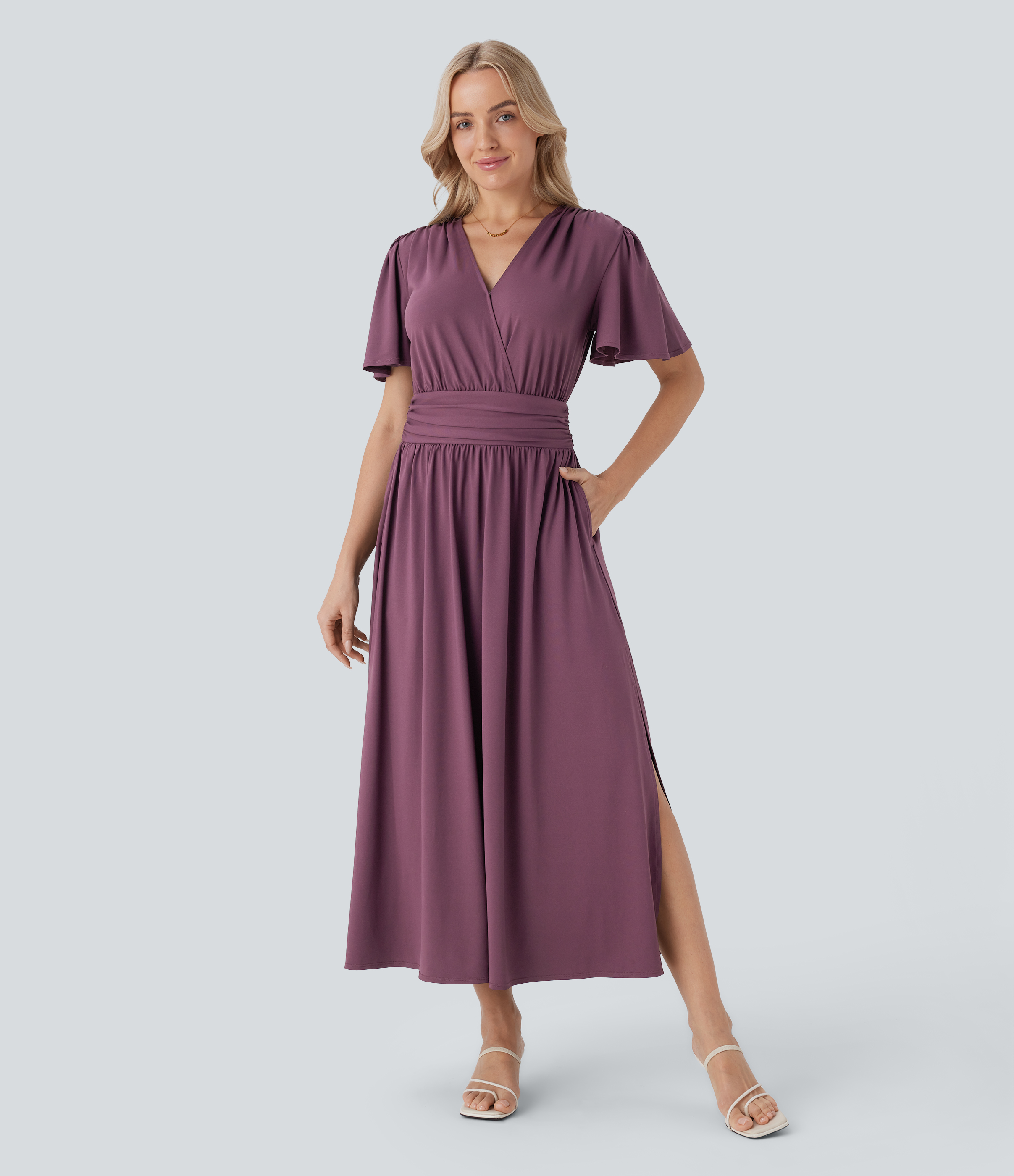 Robe mi-longue fluide de villégiature avec col V, manches courtes, drapée et fendue