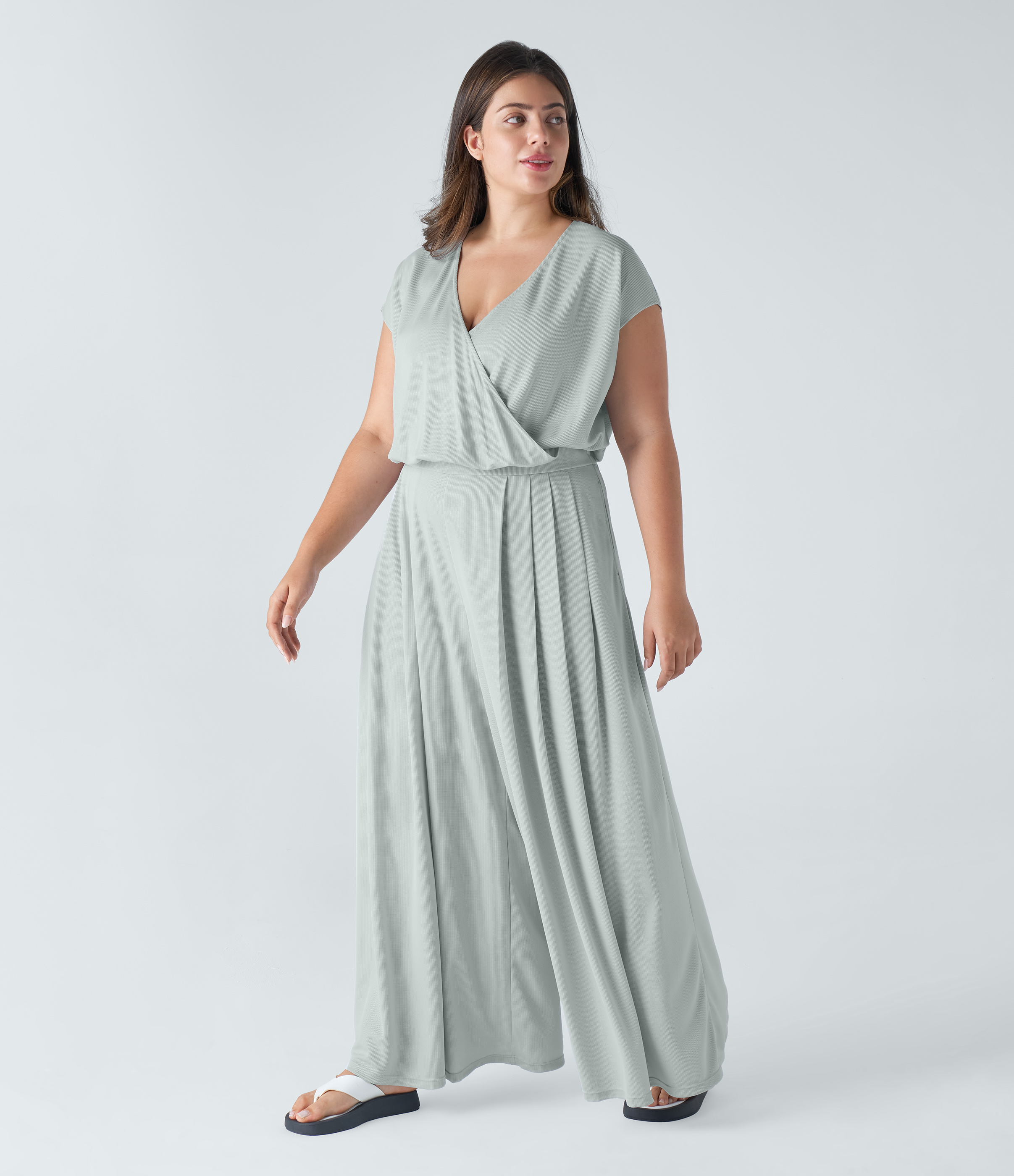 Plus-Size fließender Jumpsuit mit Waffelmuster, V-Ausschnitt, kurzen Ärmeln, Seitentaschen und weitem Bein