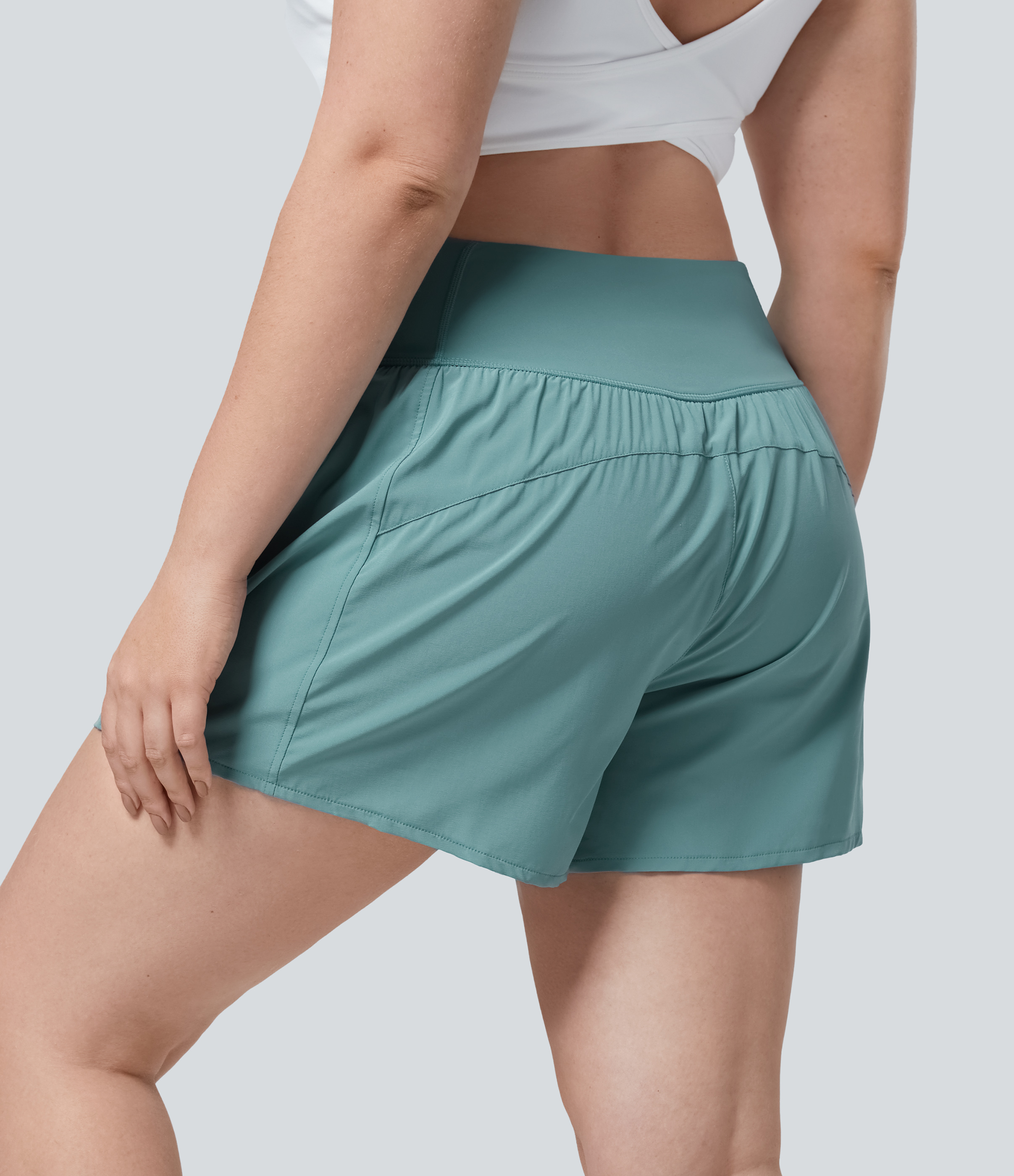 Mineral Blue Breezeful™ High Waisted Crossover Pocket Plus Size 2-in-1 Schnell trocknende Yoga-Shorts 4,5" / 2