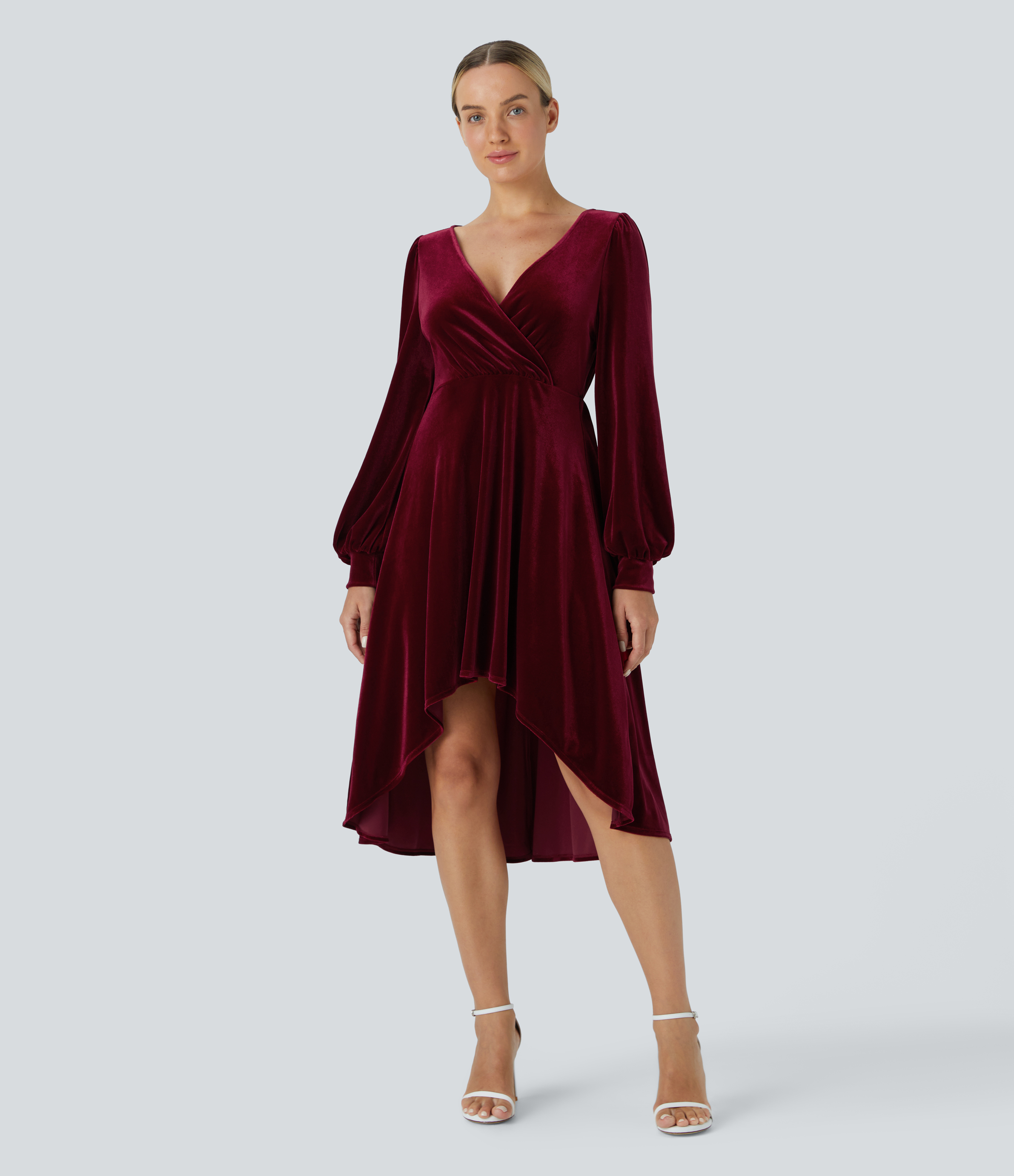 Vestido midi casual de terciopelo Floy con escote en V cruzado, pliegues, manga larga, corte obispo y bajo asimétrico.