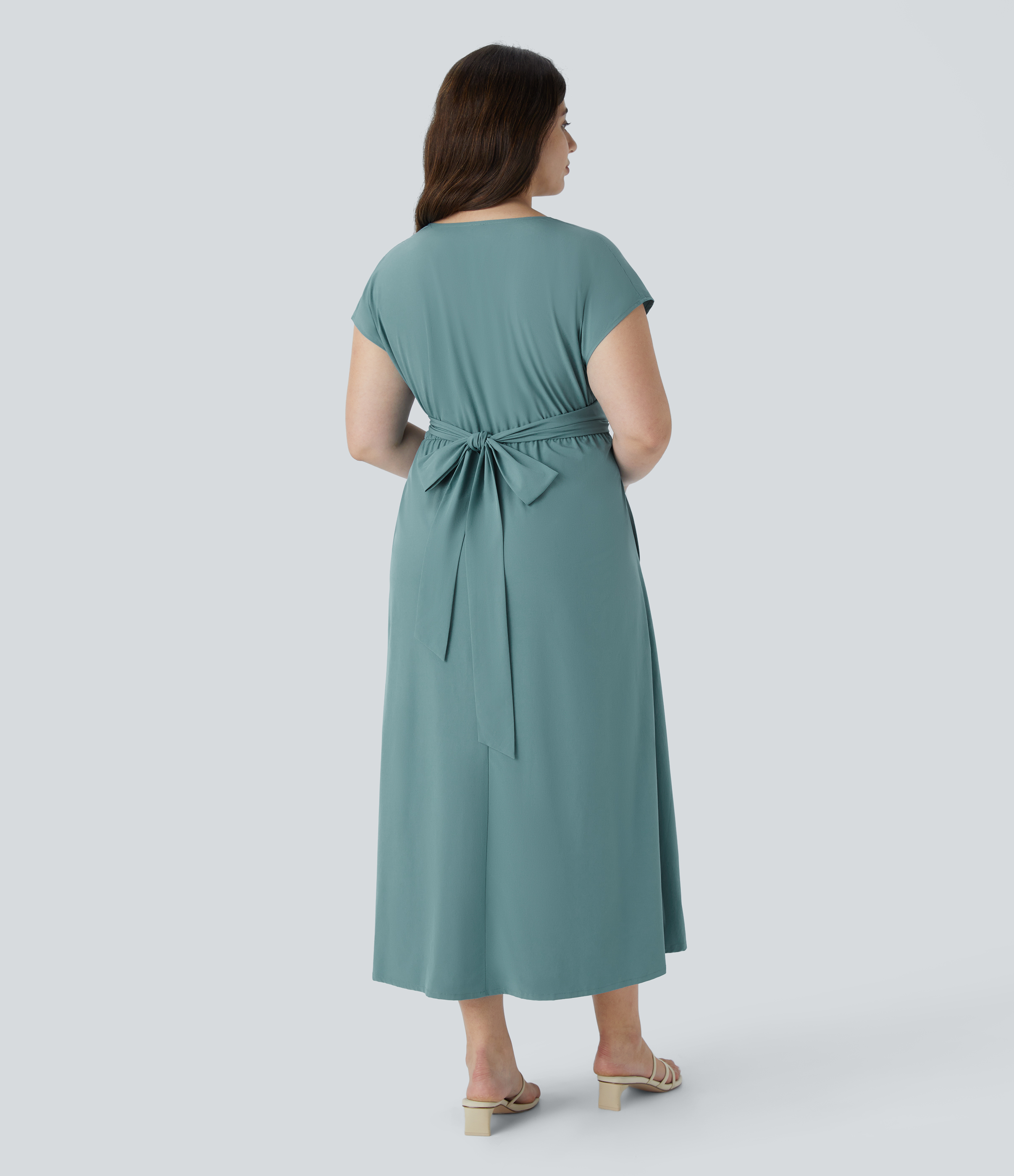 Stone Blue Breezeful™ robe midi décontractée grande taille à col V, manches courtes, avec poche, lien noué au dos, séchage rapide / 2
