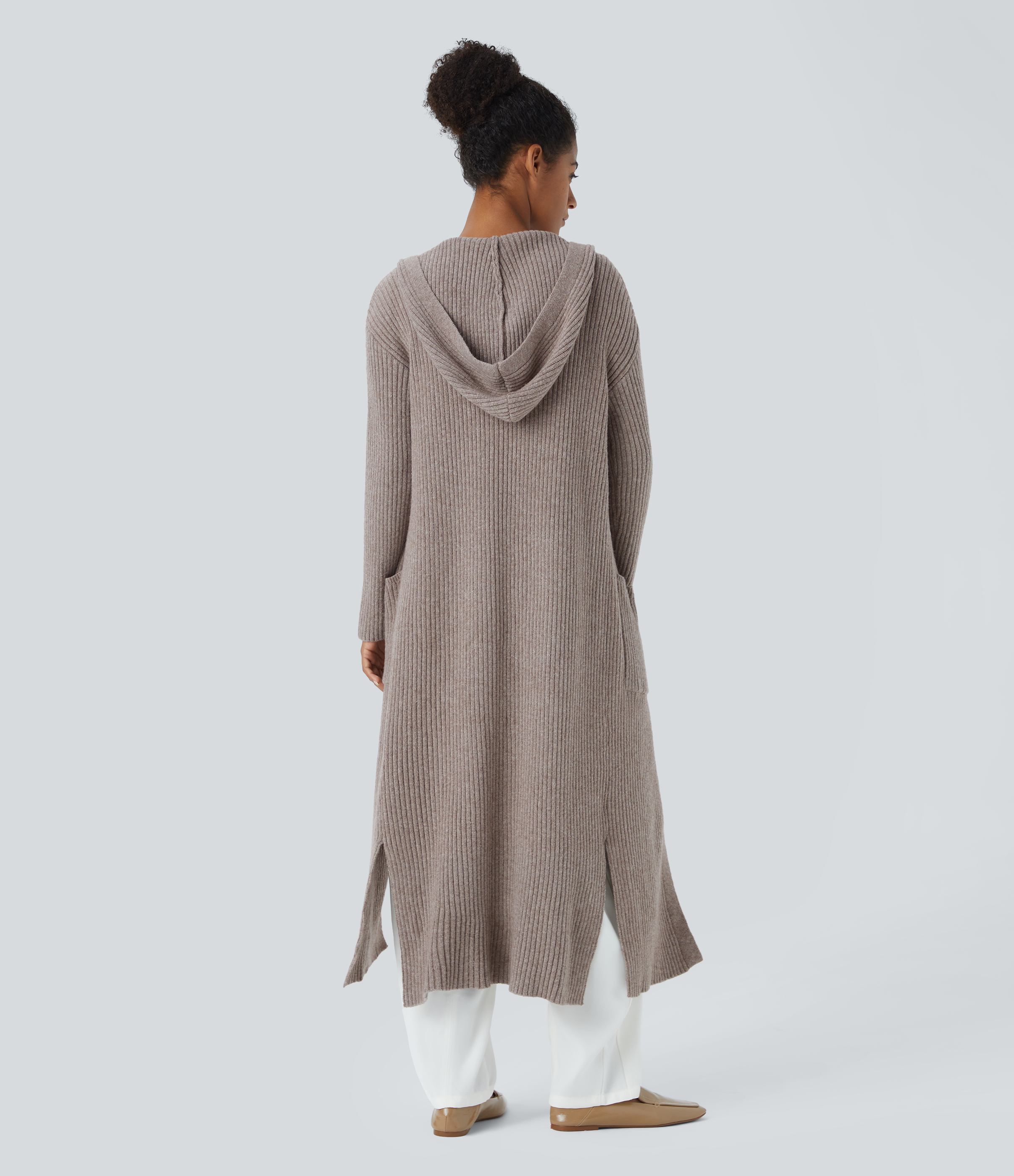 Mocha Meringue Cardigan long fendu à capuche, manches longues et poche latérale. / 2