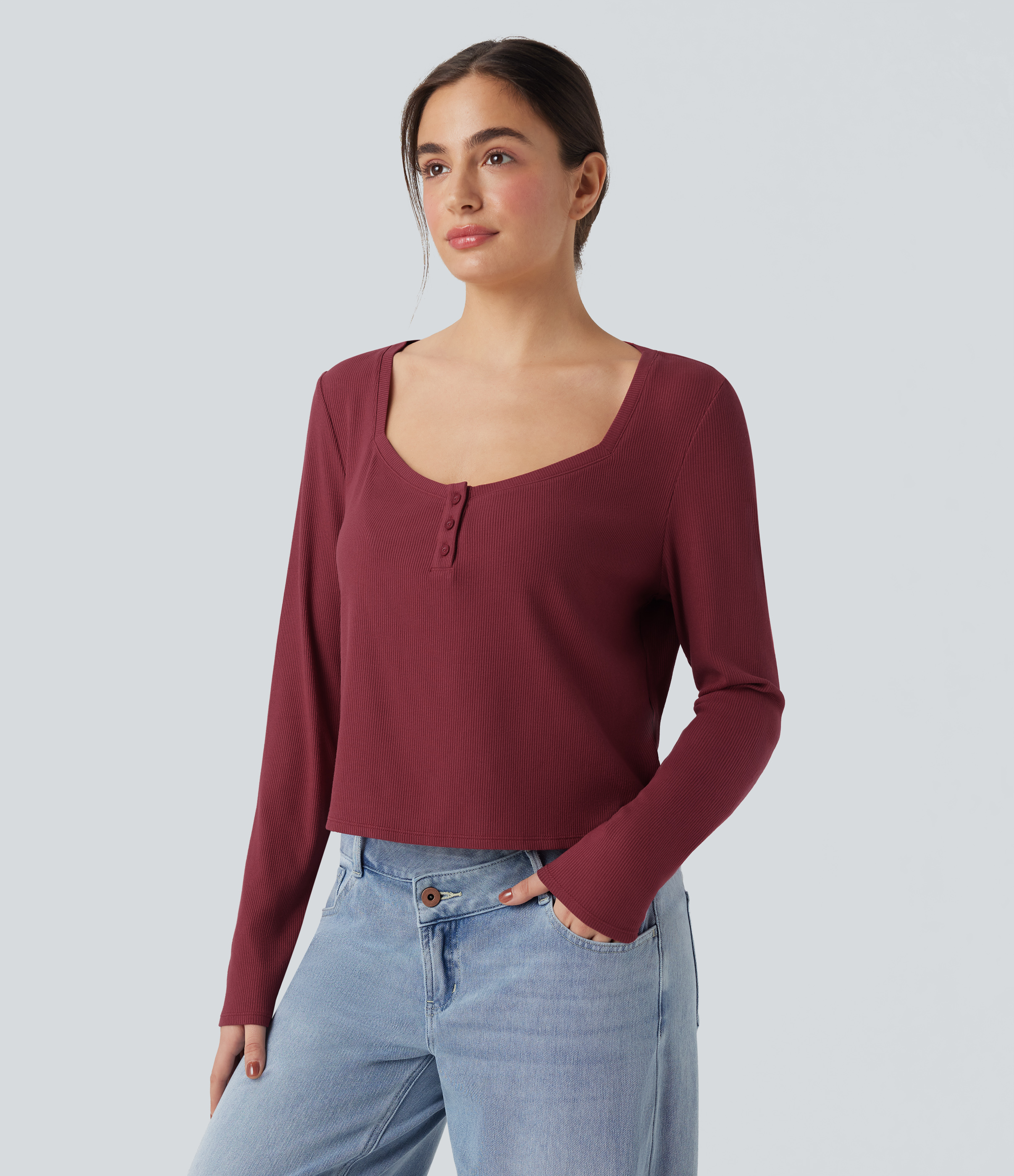 Top casual de manga larga con cuello henley y punto acanalado
