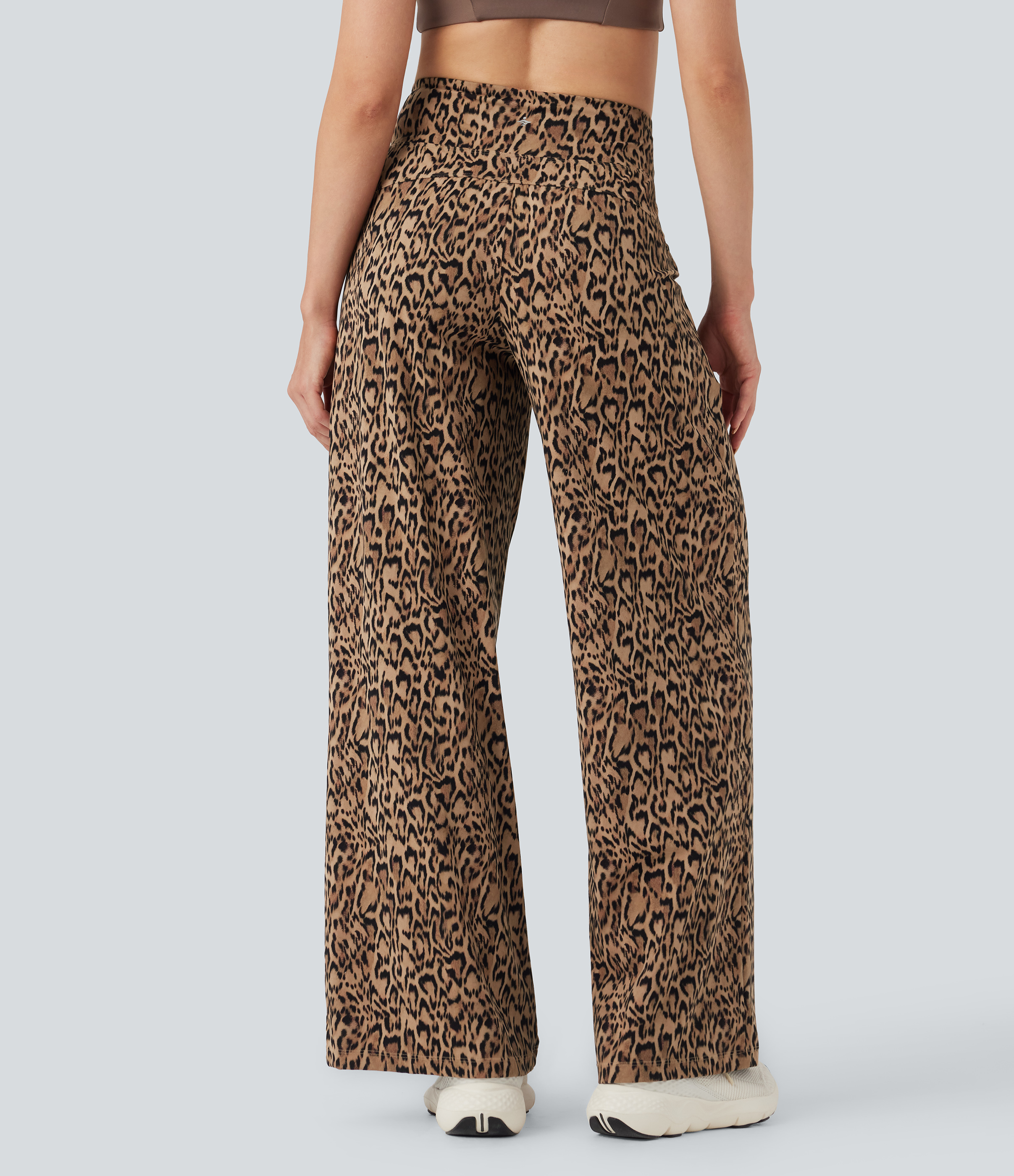 Tan Leopard Pantalones de yoga rectos Halara UltraSculpt™ de tiro alto y estampado de leopardo con bolsillos / 2