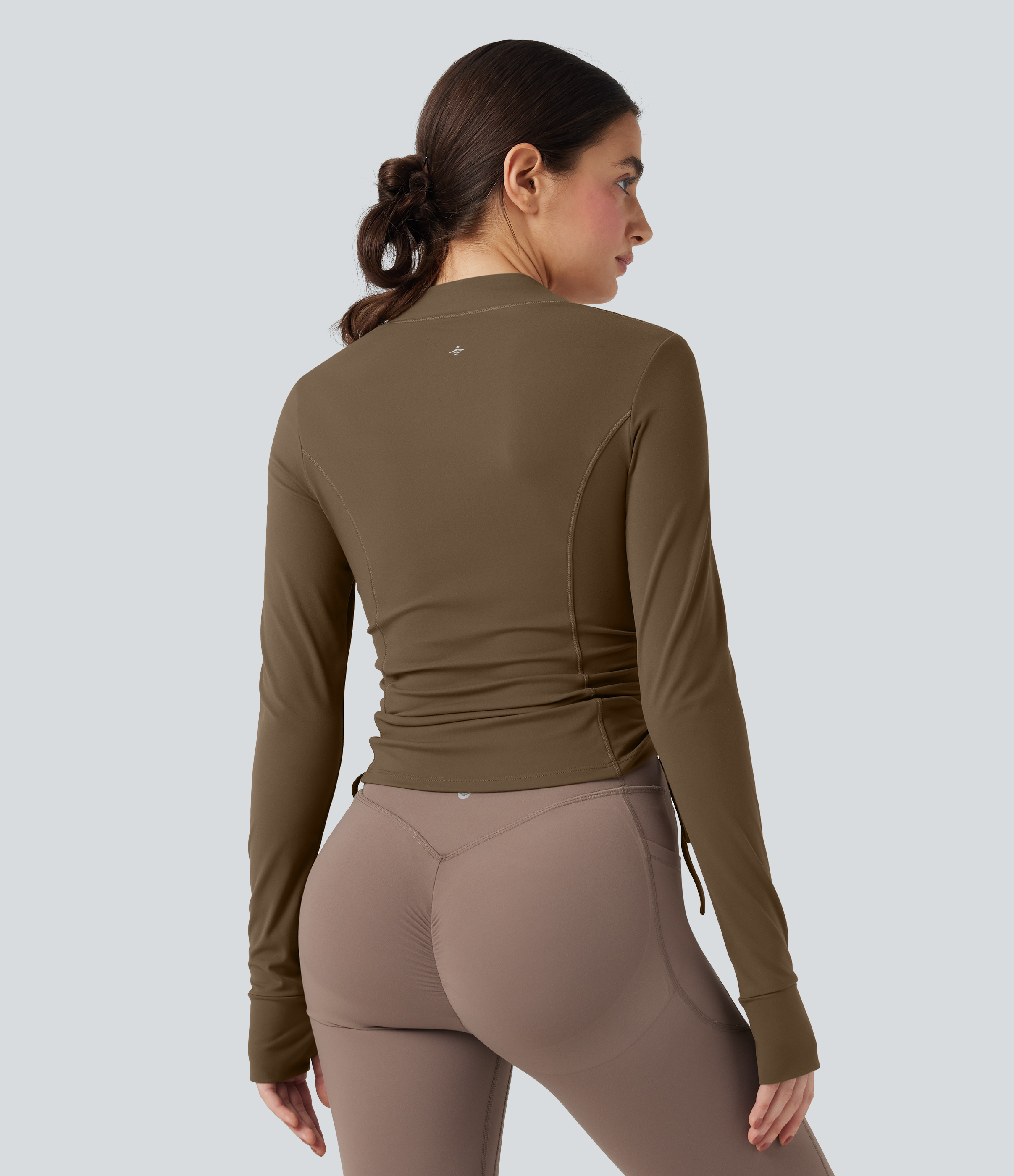Chestnut Brown Chamarra de yoga SoftlyZero™ afelpada de manga larga con cordón y abertura para el pulgar / 2