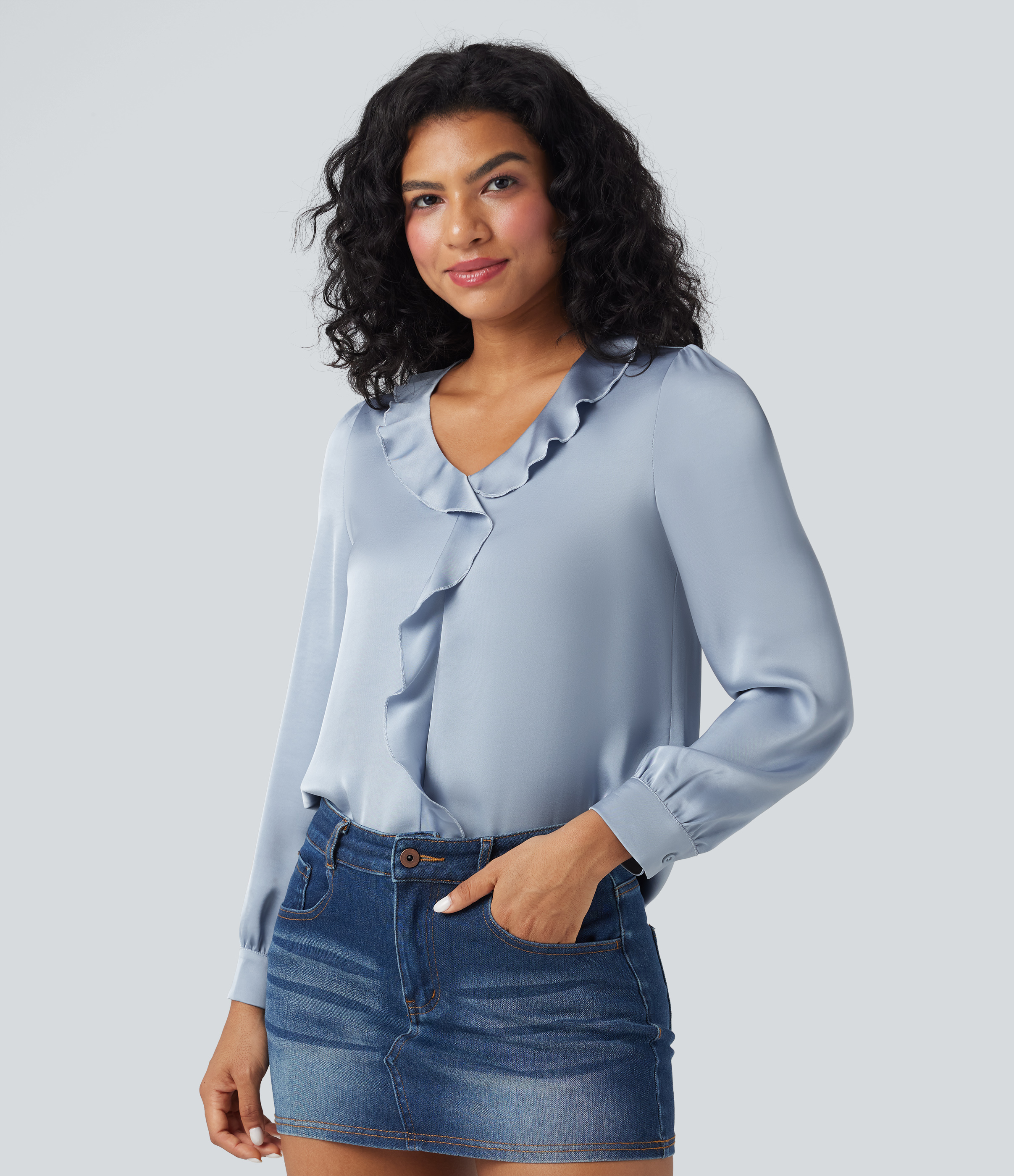 Sheer Blue Camisa casual de satén con cuello en V y manga larga con ribete de volantes / 1