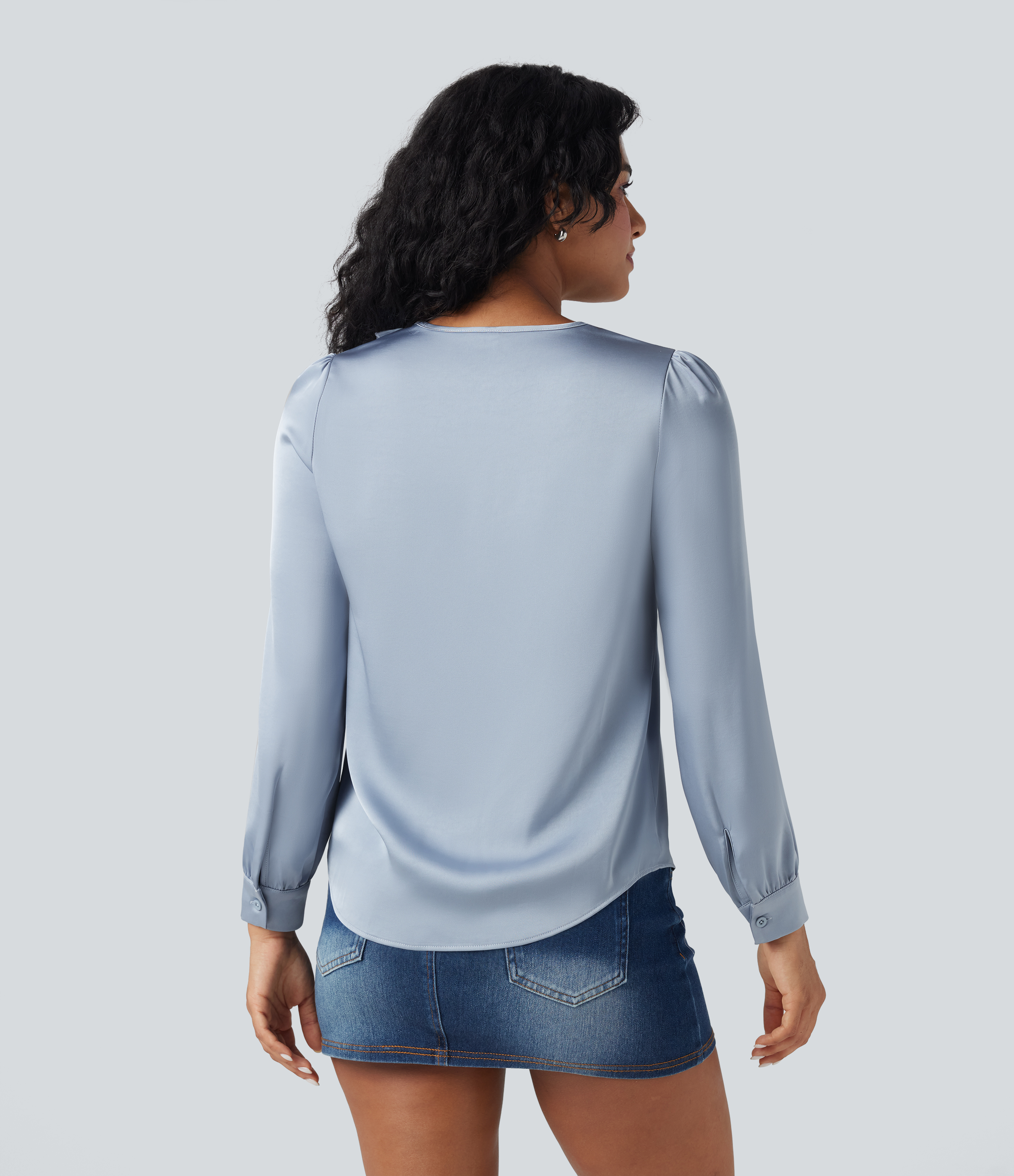 Sheer Blue Camisa casual de satén con cuello en V y manga larga con ribete de volantes / 2