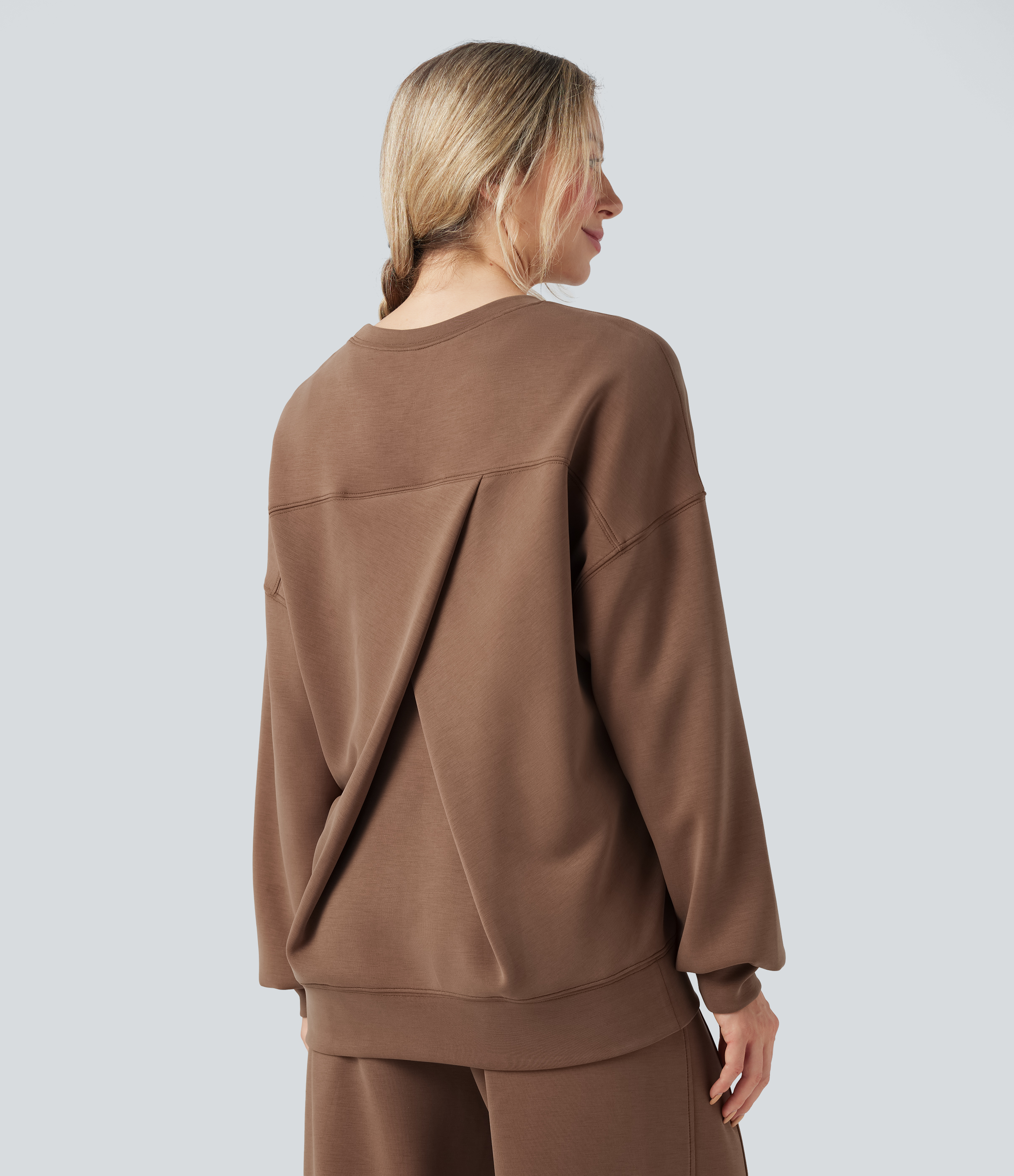 Sudadera casual de manga larga con escote redondeado y espalda cruzada con bolsillos