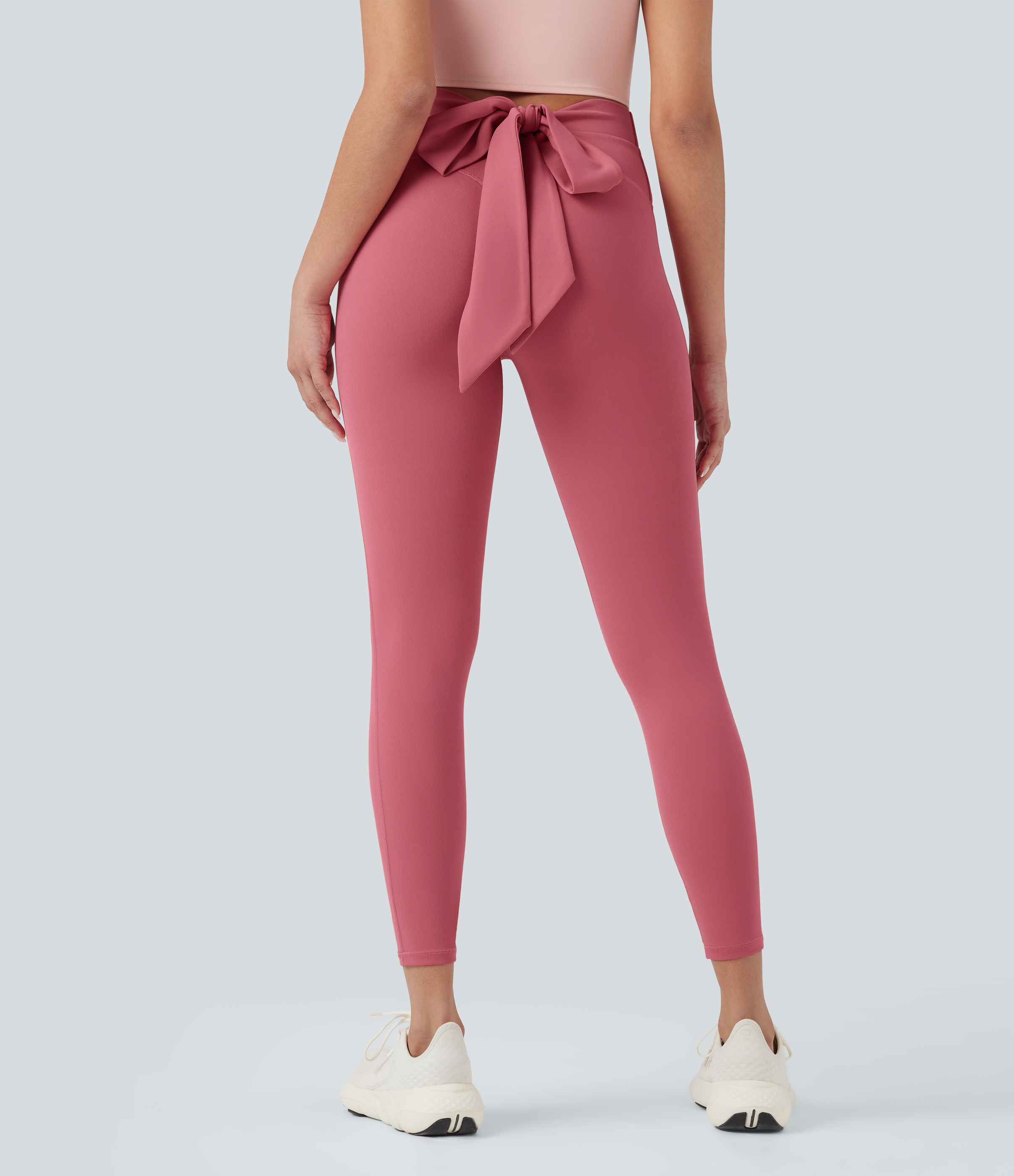 Leggings de yoga SoftlyZero™ de tiro alto con lazo en la espalda y fruncido de 7/8 - UPF50+