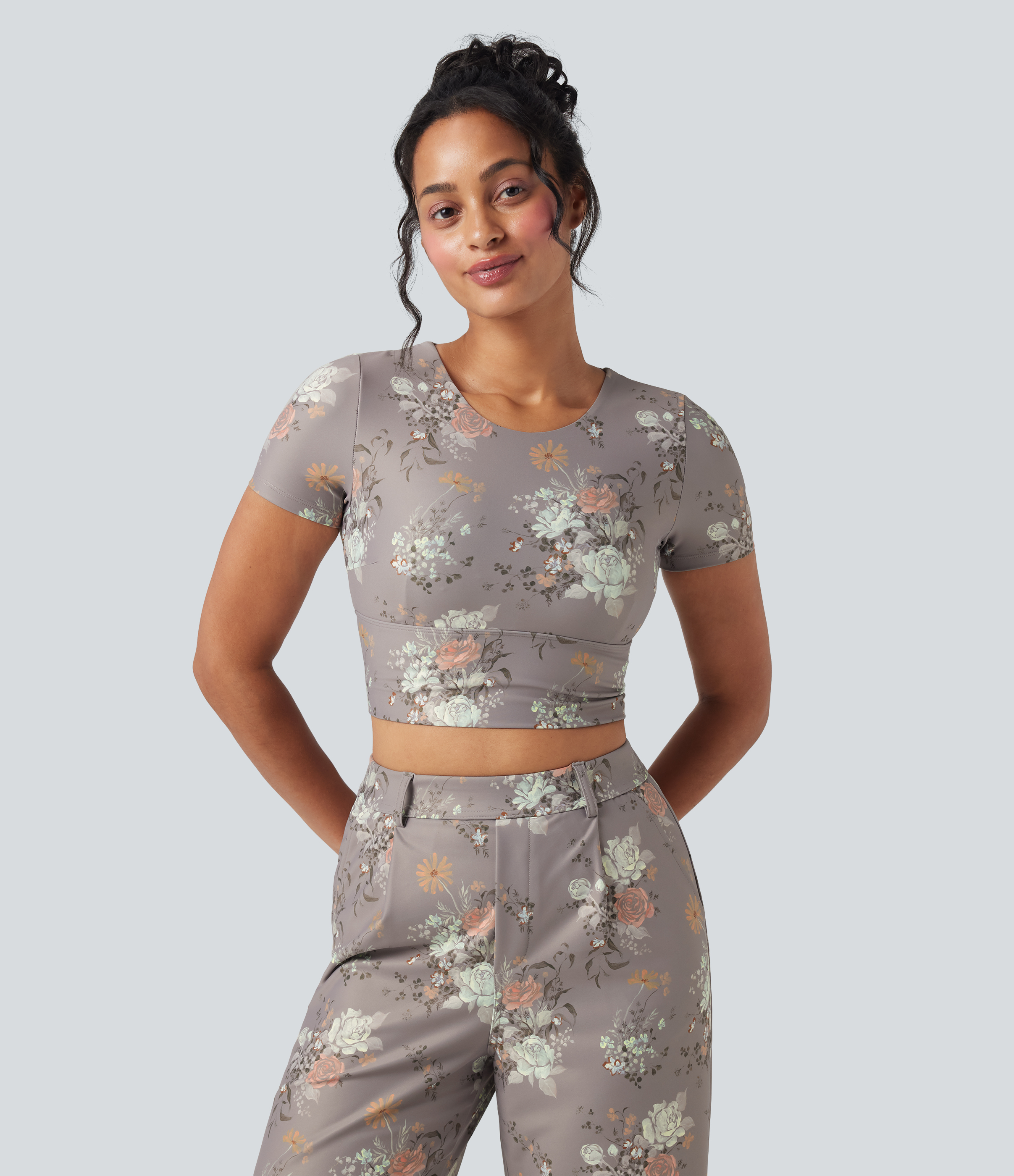 Floral Taupe Halara X Yukiko kvetinový športový crop top s prekríženým odhaleným chrbtom / 2