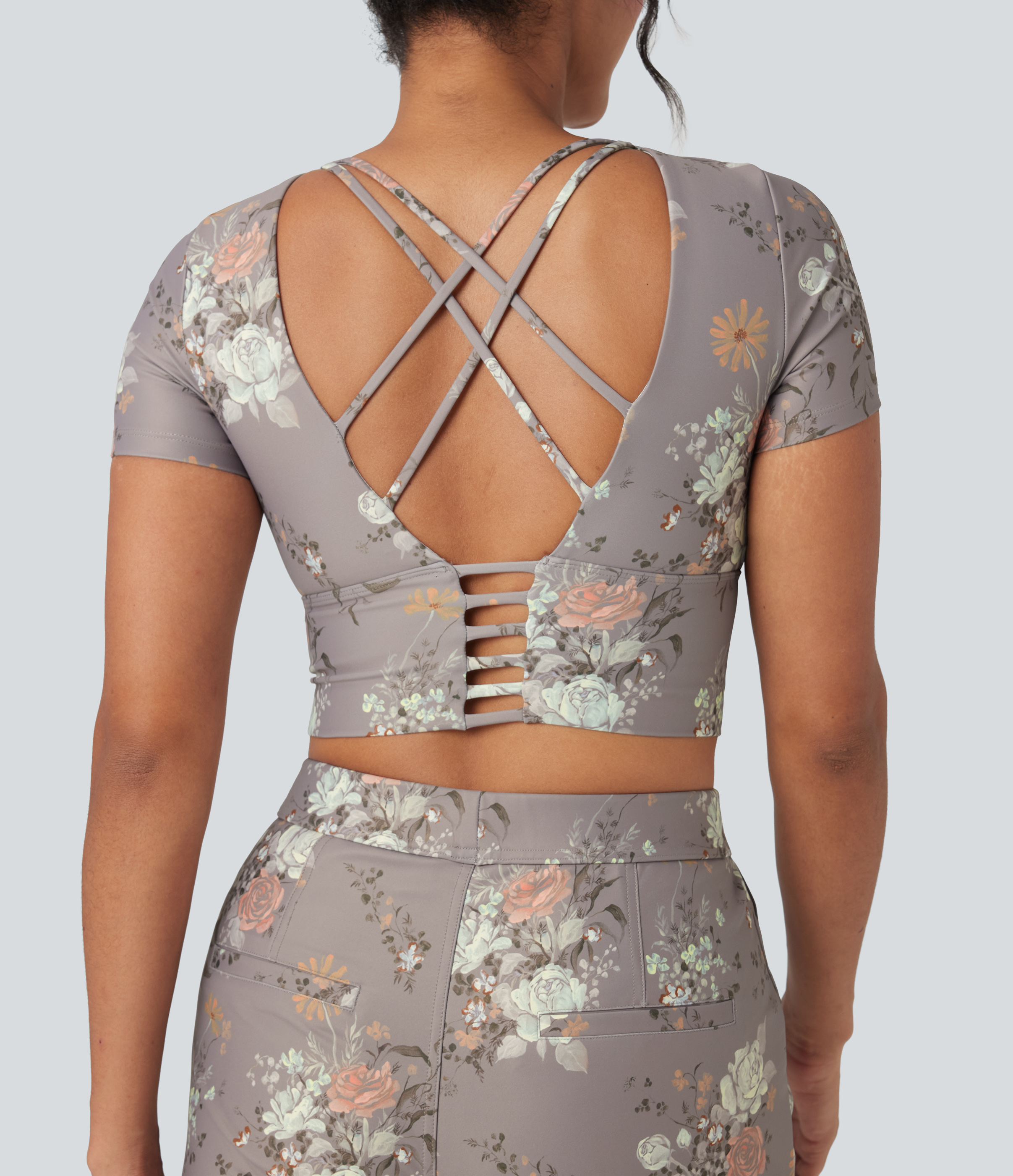 Floral Taupe Halara X Yukiko kvetinový športový crop top s prekríženým odhaleným chrbtom / 1