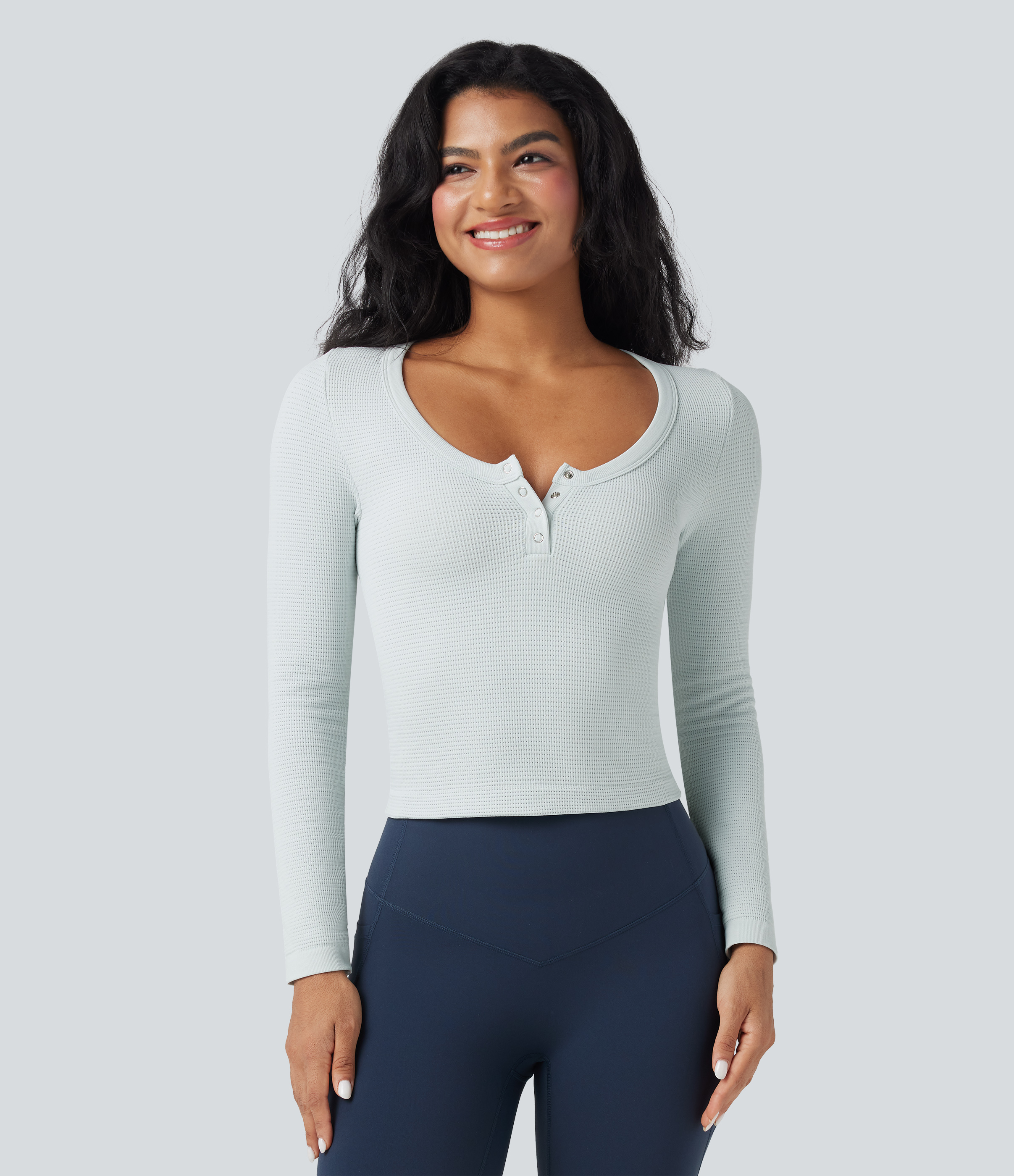Frosty Sky Blue Top deportivo de yoga ajustado de manga larga con diseño henley y diseño waffle sin costuras / 1