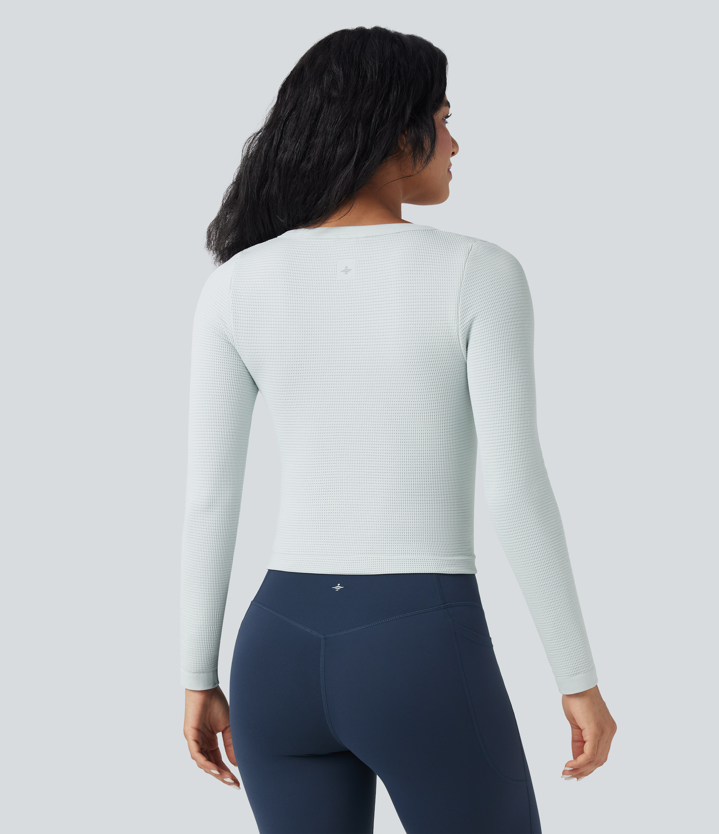 Frosty Sky Blue Top deportivo de yoga ajustado de manga larga con diseño henley y diseño waffle sin costuras / 2