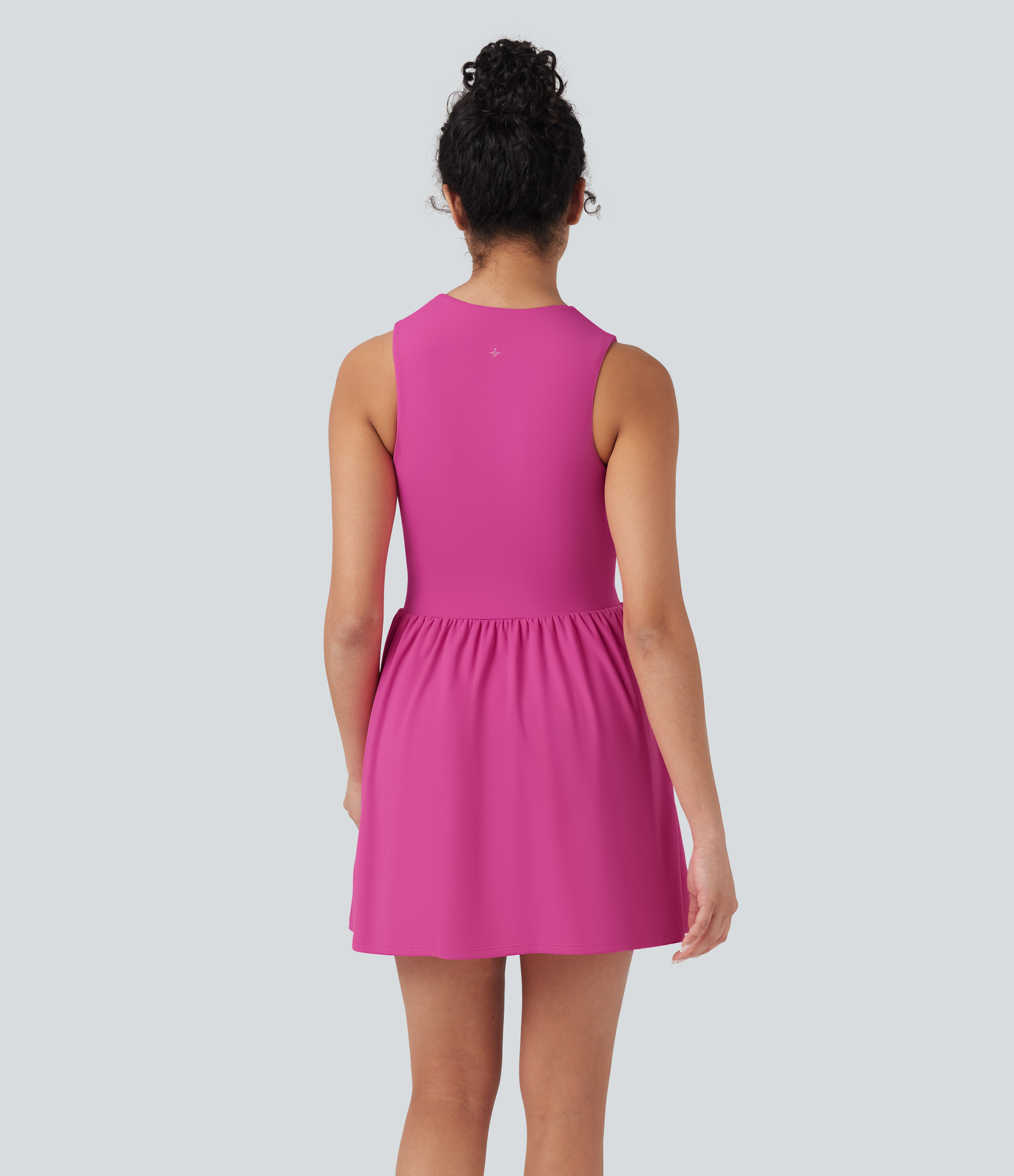 Fuchsia Fedora Vestido mini de tenis deportivo SoftlyZero™ Airy sin mangas con media cremallera y pantalones cortos con control de abdomen / 2