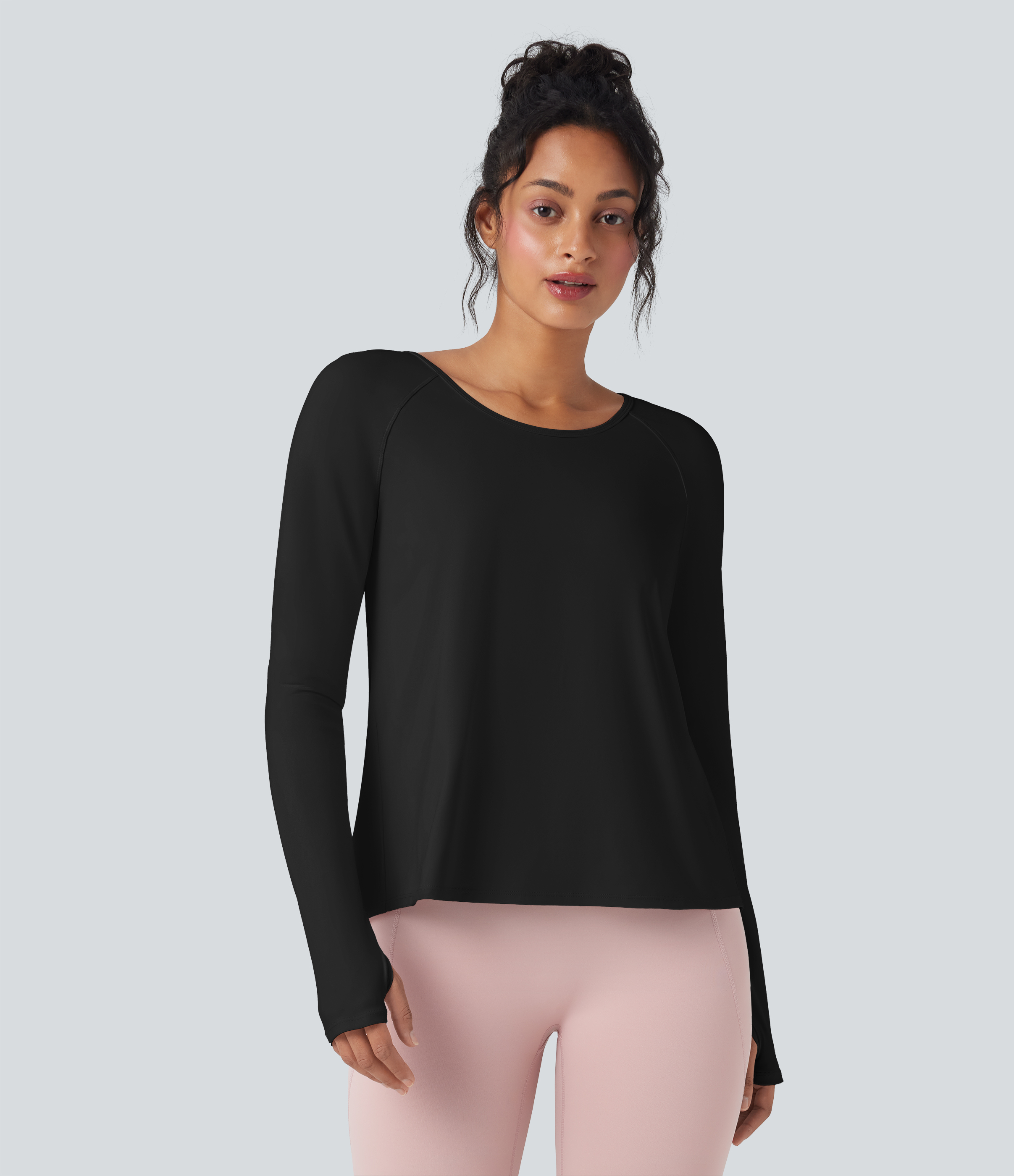 Schwarz SoftlyZero™ Luftiger Rundhals-Langarmshirt mit Daumenloch und ausgeschnittenen Partien, kühl für Yoga und Sport / 2