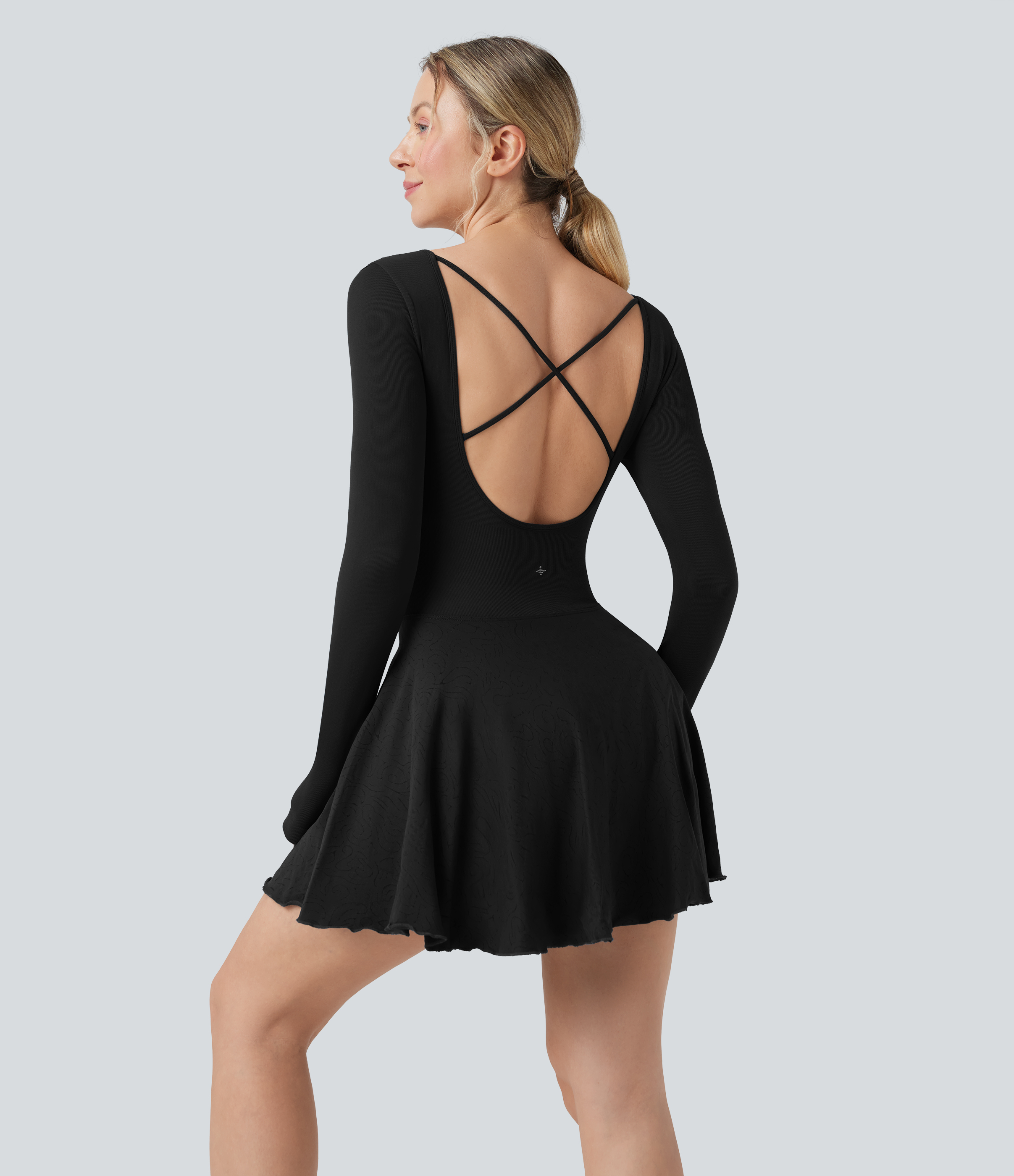 Halara – Nahtloses, fließendes, rückenfreies, langärmliges, Daumenlöcher-2-in-1-Mini-Tennis-Aktivkleid mit Taschen – Schwarz – S