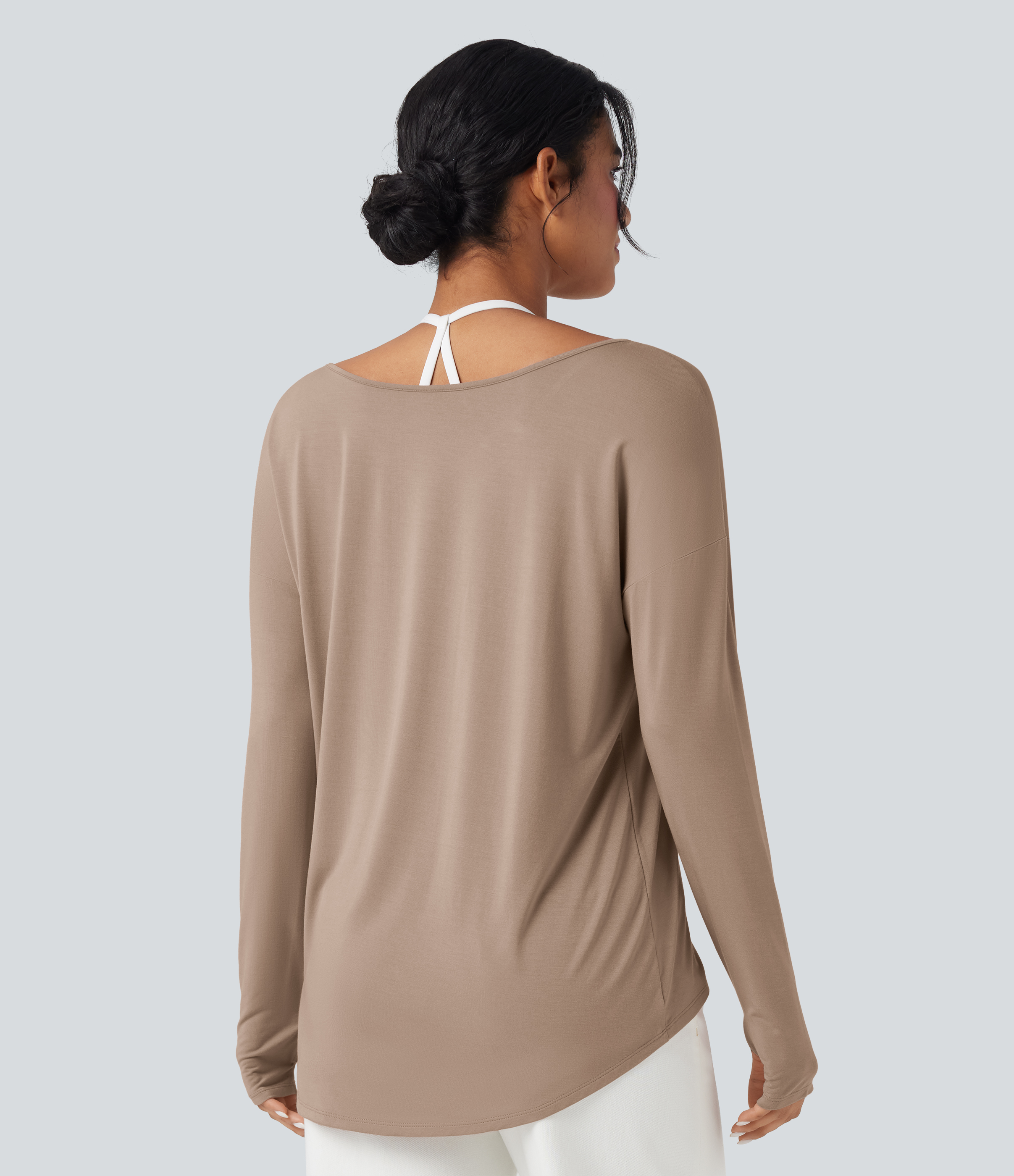 Natural Camiseta holgada de manga larga con escote en V profundo y aberturas para los pulgares (uso frontal y posterior) / 2