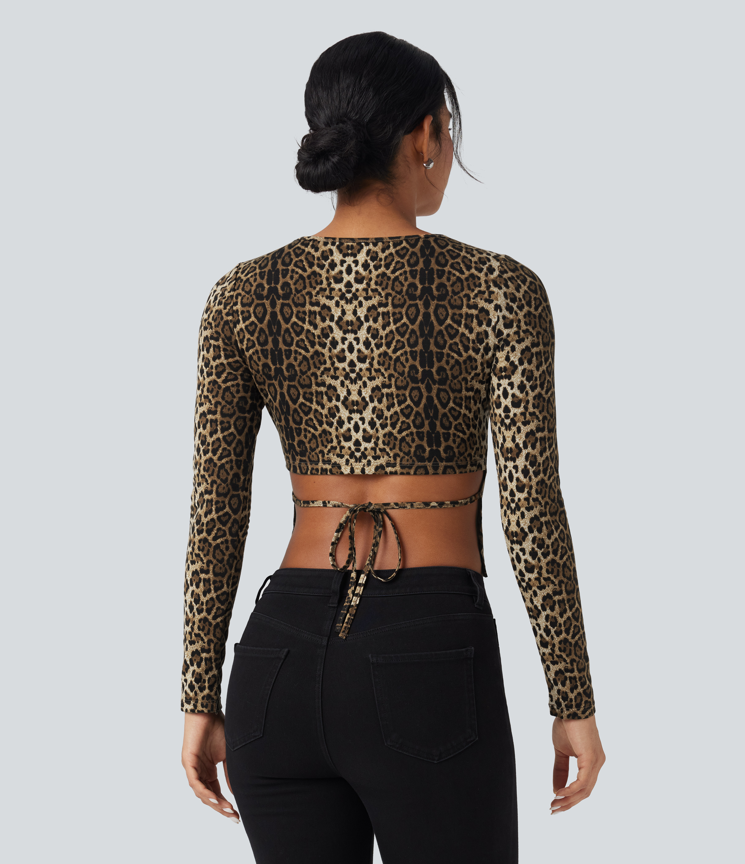 Top casual ajustado de manga larga con estampado de leopardo con cuello redondo y lazo en la espalda