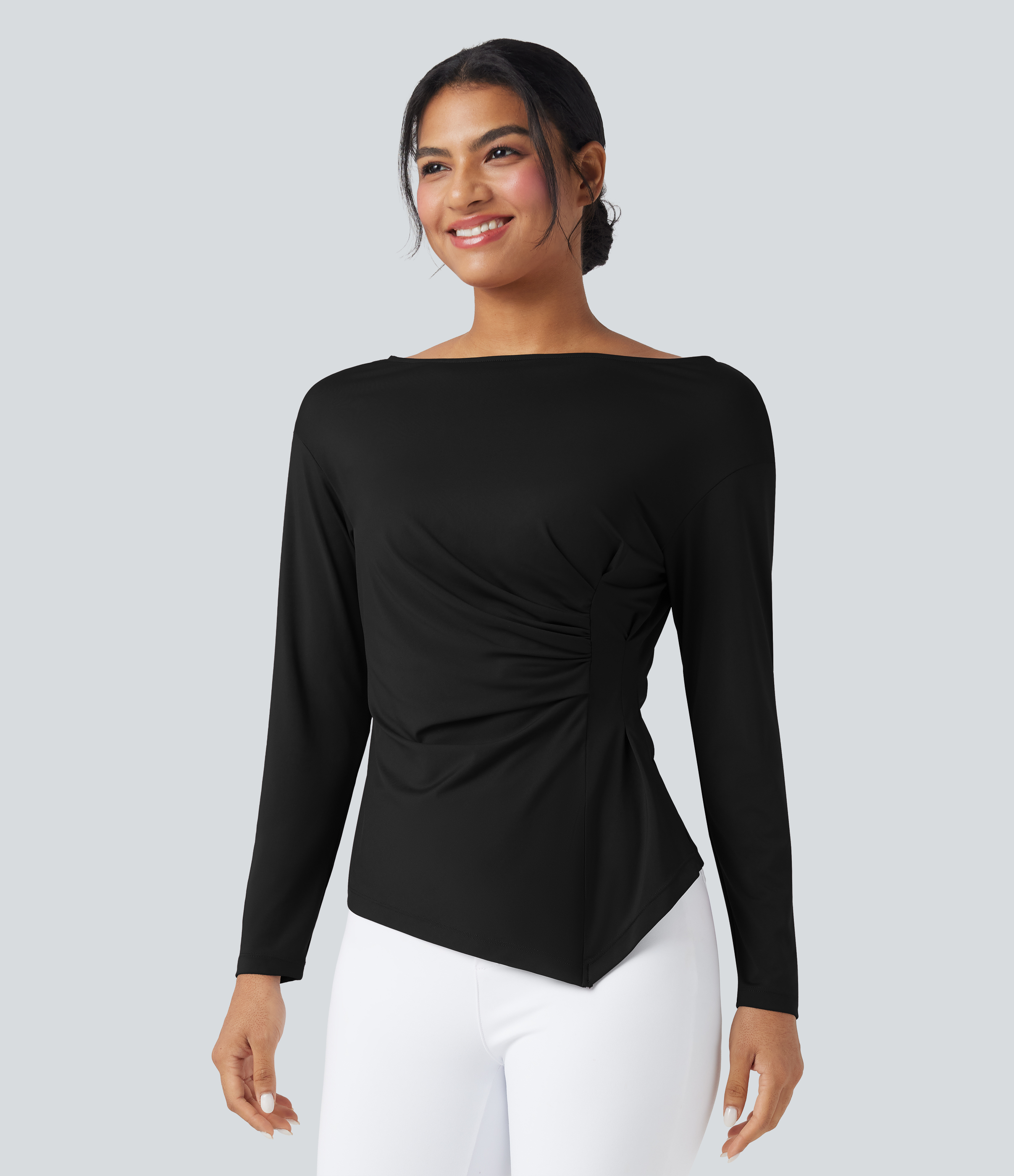 Blusa de trabajo entallada con escote barco, mangas largas, fruncido y bajo asimétrico