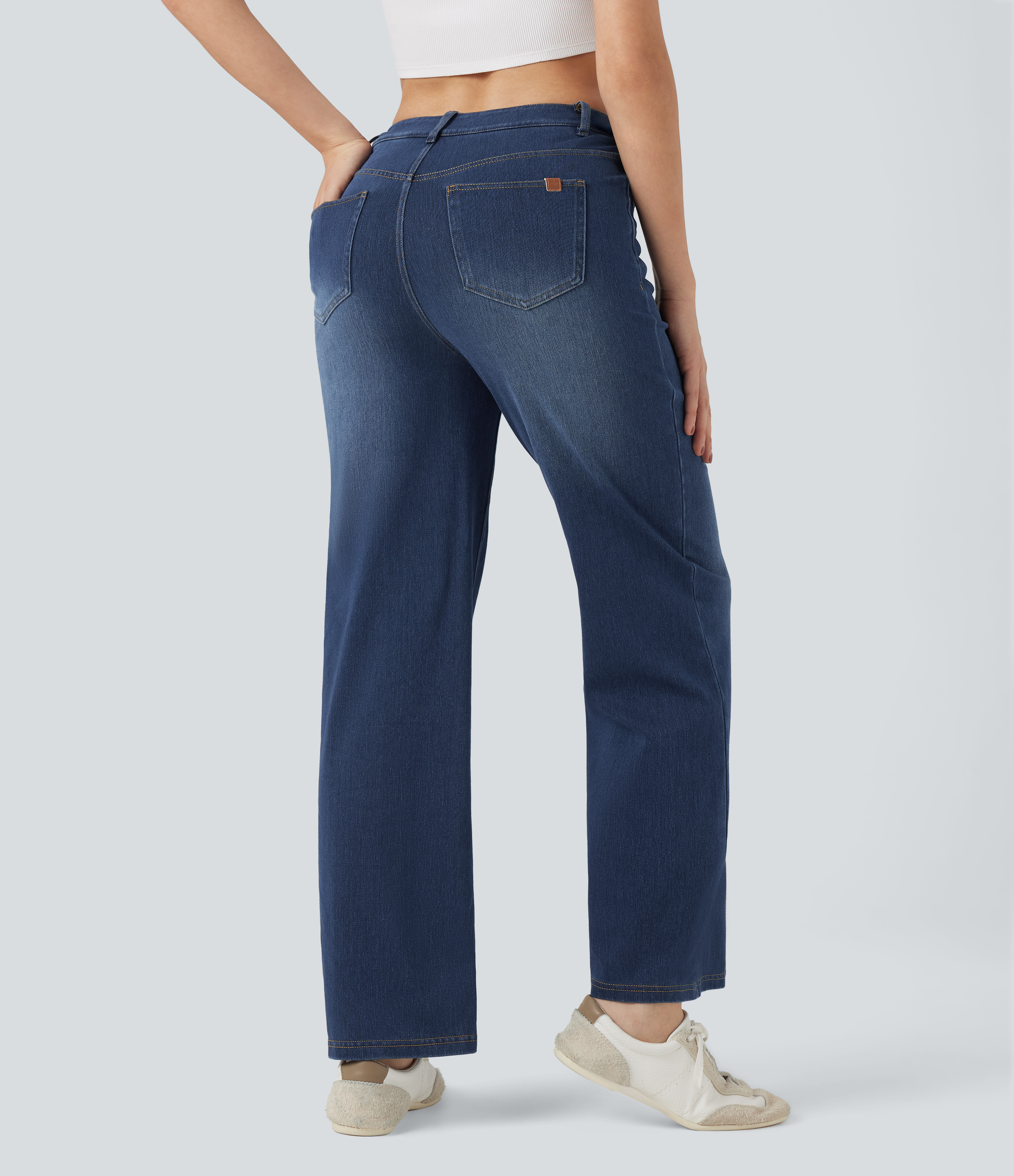 Estate Blue Denim Halara Flex™ Jeans décontractés taille mi-haute à coupe droite, braguette croisée et maintien du ventre, avec poches. / 2