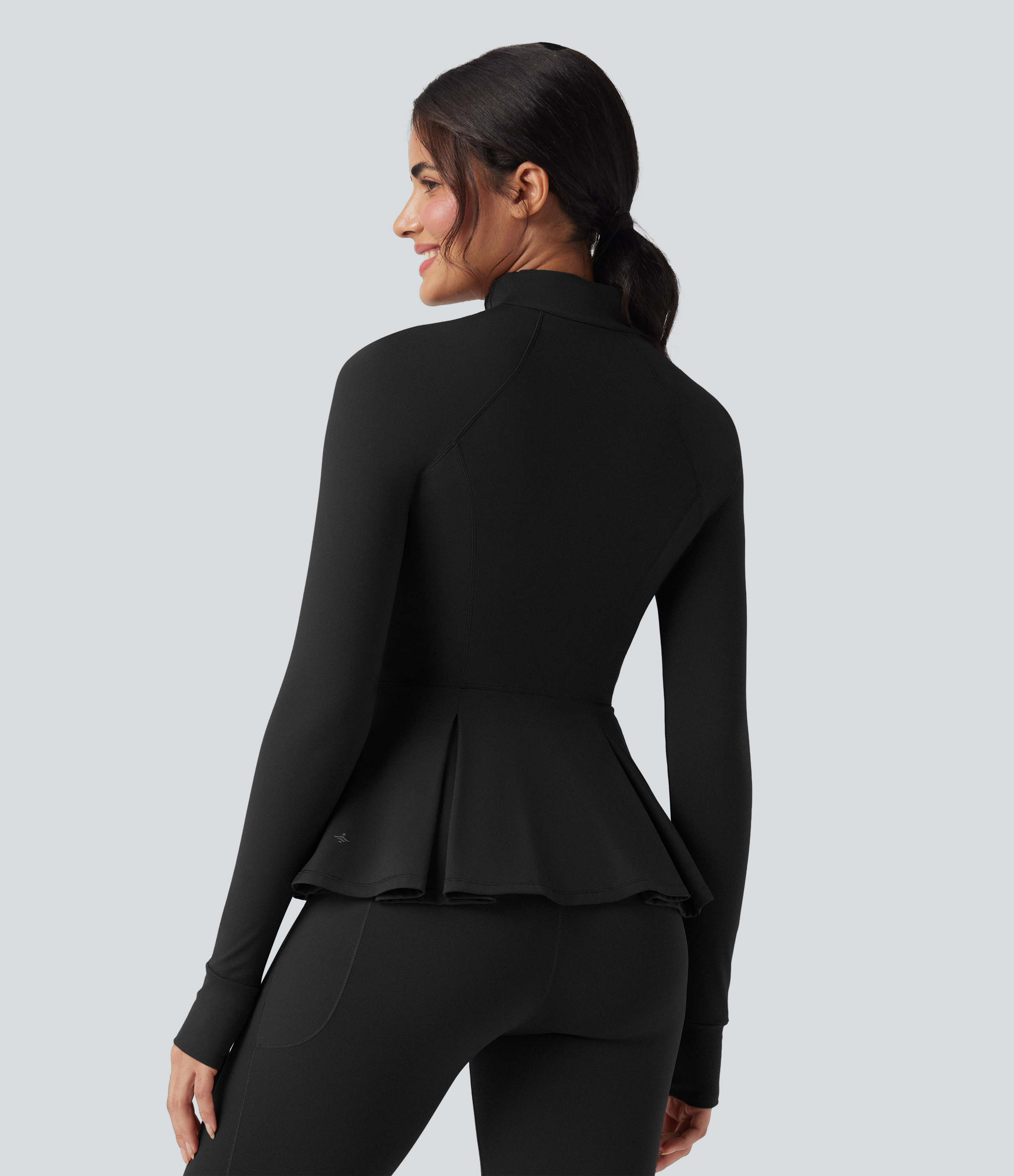 Black Softlyzero™ Plush - Plissierte Yogajacke mit Stehkragen, Daumenlöchern und gerüschtem Saum / 2