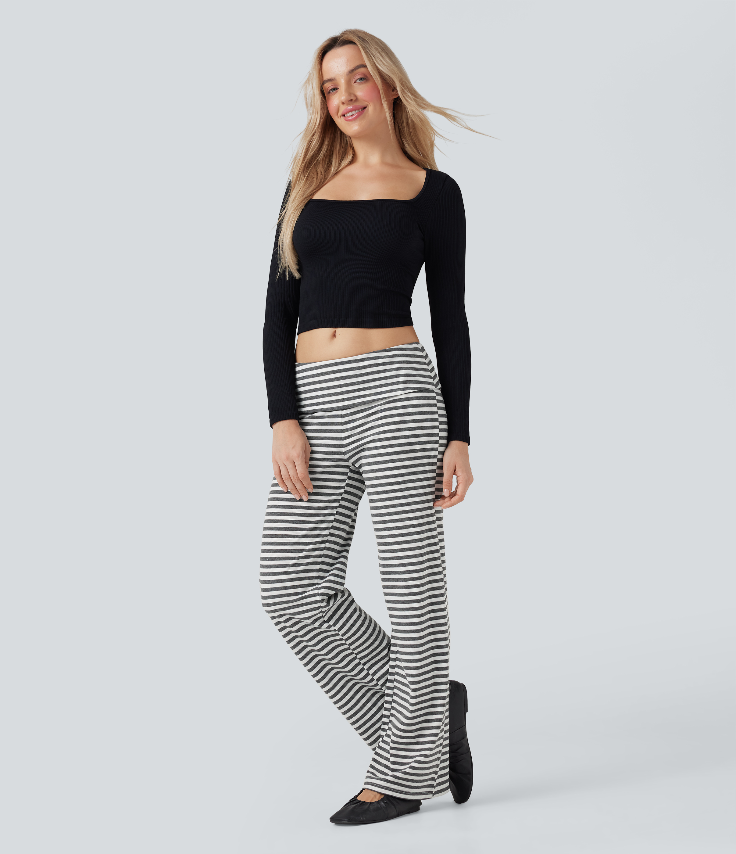 Gray White Horizontal Stripe Lässige Schlaghose mit niedrigem Umschlagbund und Streifen / 1
