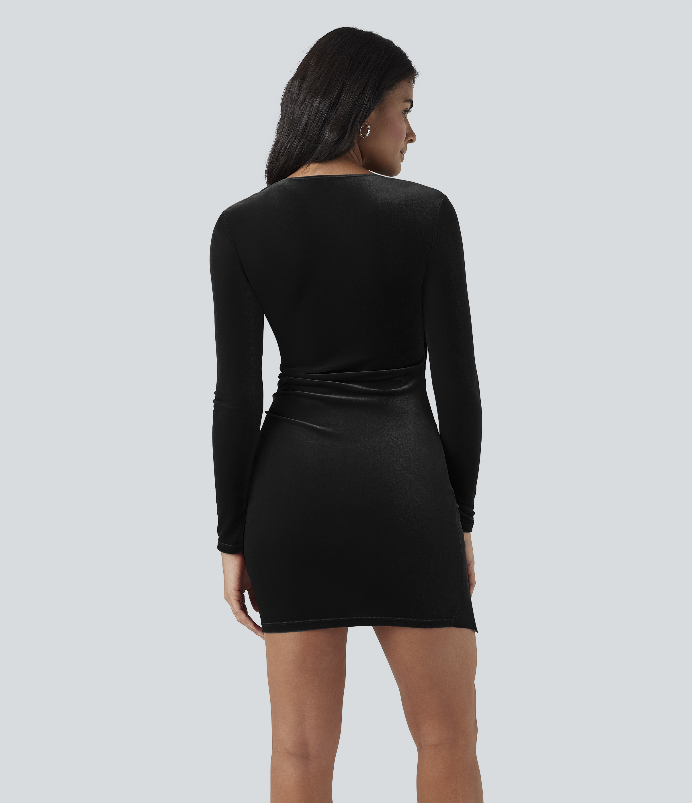 Black Figurbetontes, gerafftes Minikleid aus Samt mit tiefem V-Ausschnitt und langen Ärmeln / 2