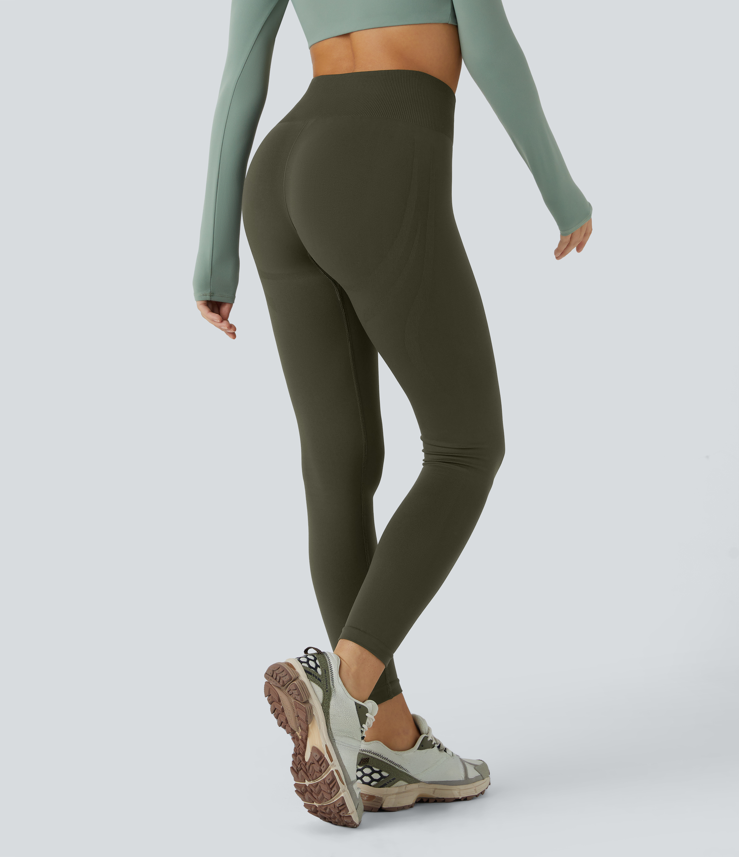Deep Sage OneForm - Yoga-Leggings mit mittelhohem Bund, Bauchkontrolle und nahtlosem Flow - Po-Lifting / 2