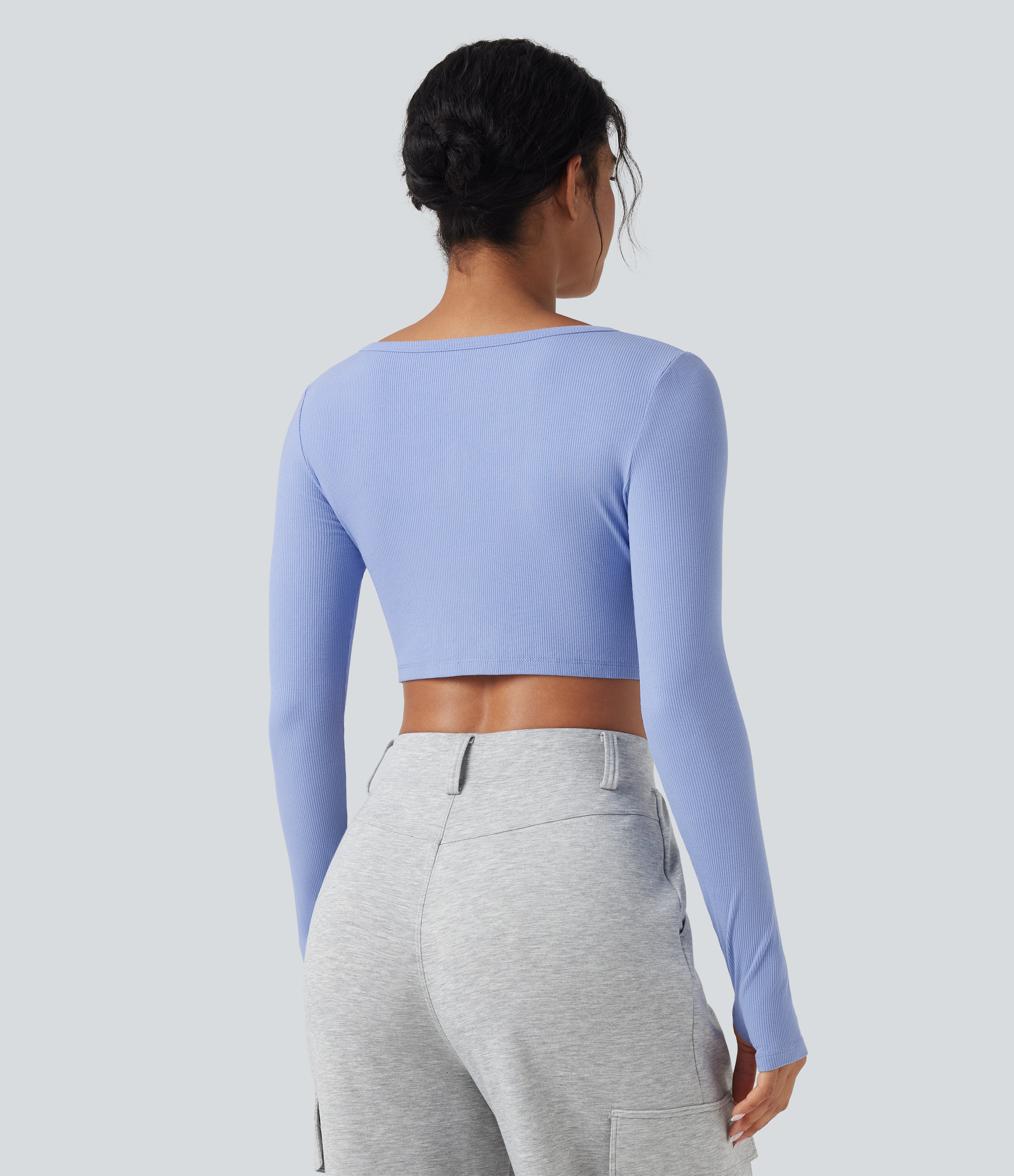 Light Lavender Blue Lässiges, kurzes Top aus geripptem Strick mit U-Ausschnitt, langen Ärmeln und Daumenlöchern / 2