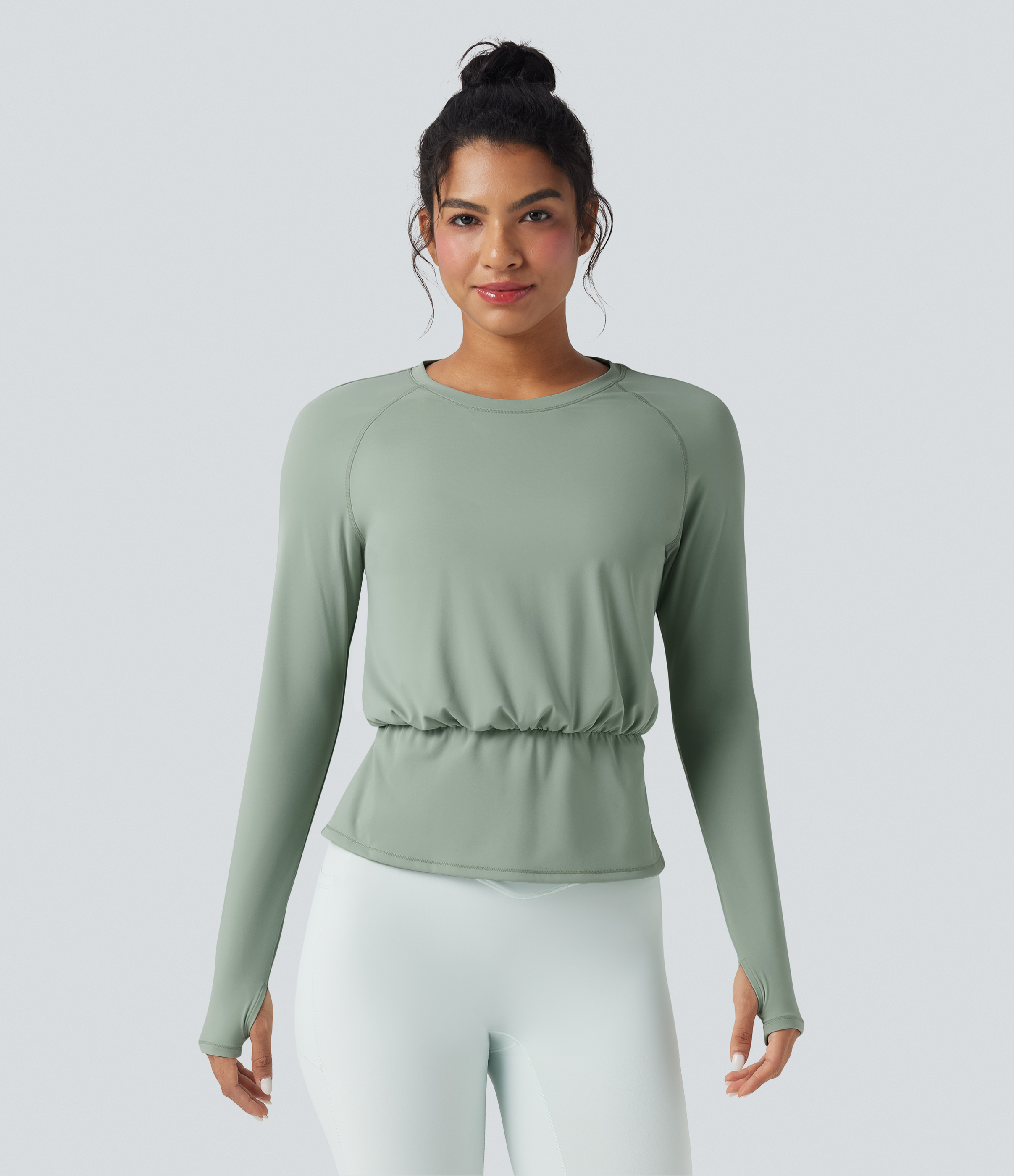 Iceberg Green Top deportivo de yoga SoftlyZero™ Airy plisado de manga larga con cuello redondo, abertura para el pulgar y tacto fresco - UPF 50+ / 2