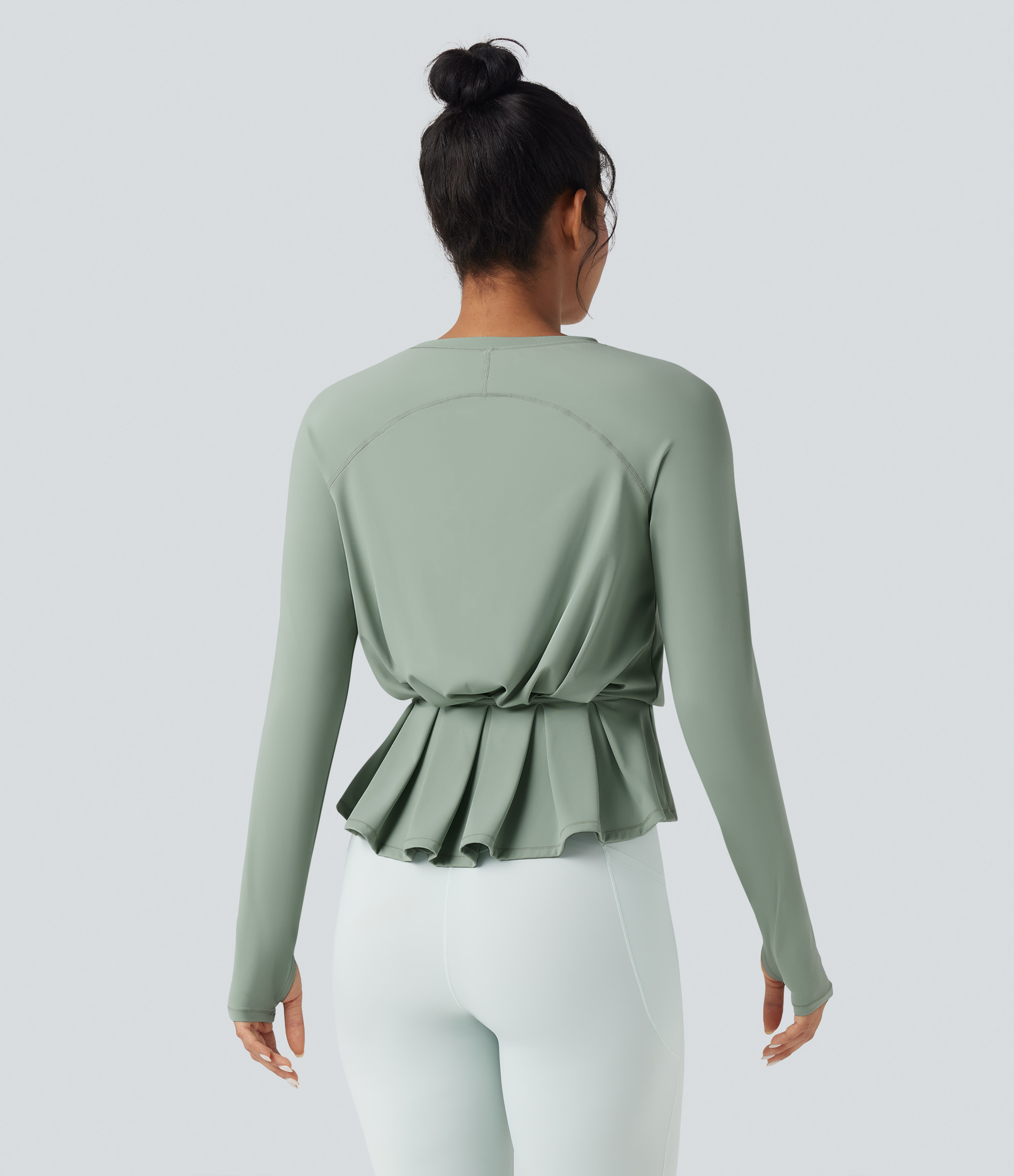 Iceberg Green Top deportivo de yoga SoftlyZero™ Airy plisado de manga larga con cuello redondo, abertura para el pulgar y tacto fresco - UPF 50+ / 1