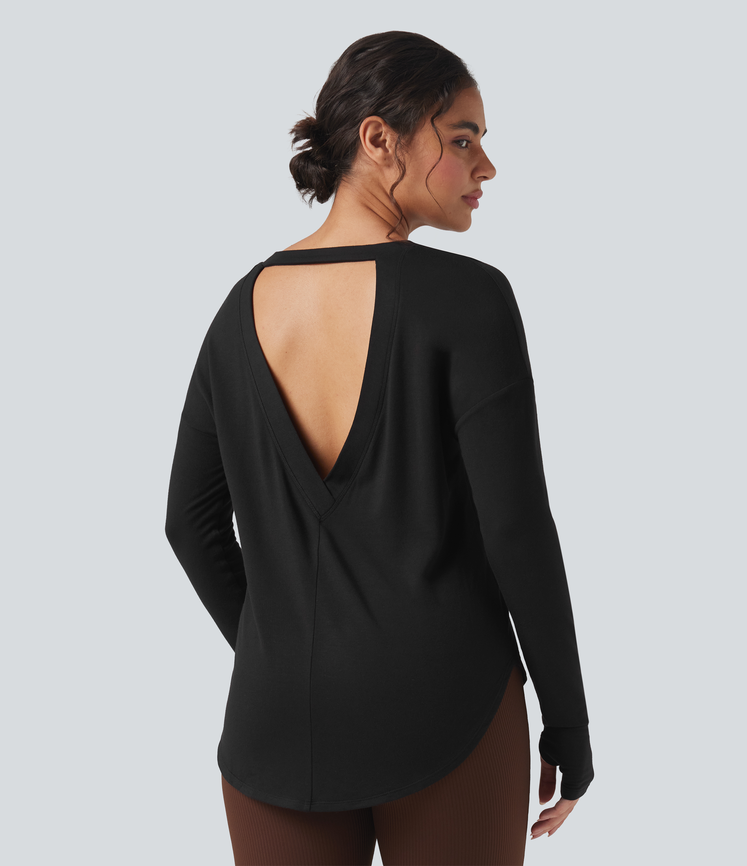 Sweat-shirt décontracté à dos découpé, manches longues avec passe-pouces, ourlet arrondi