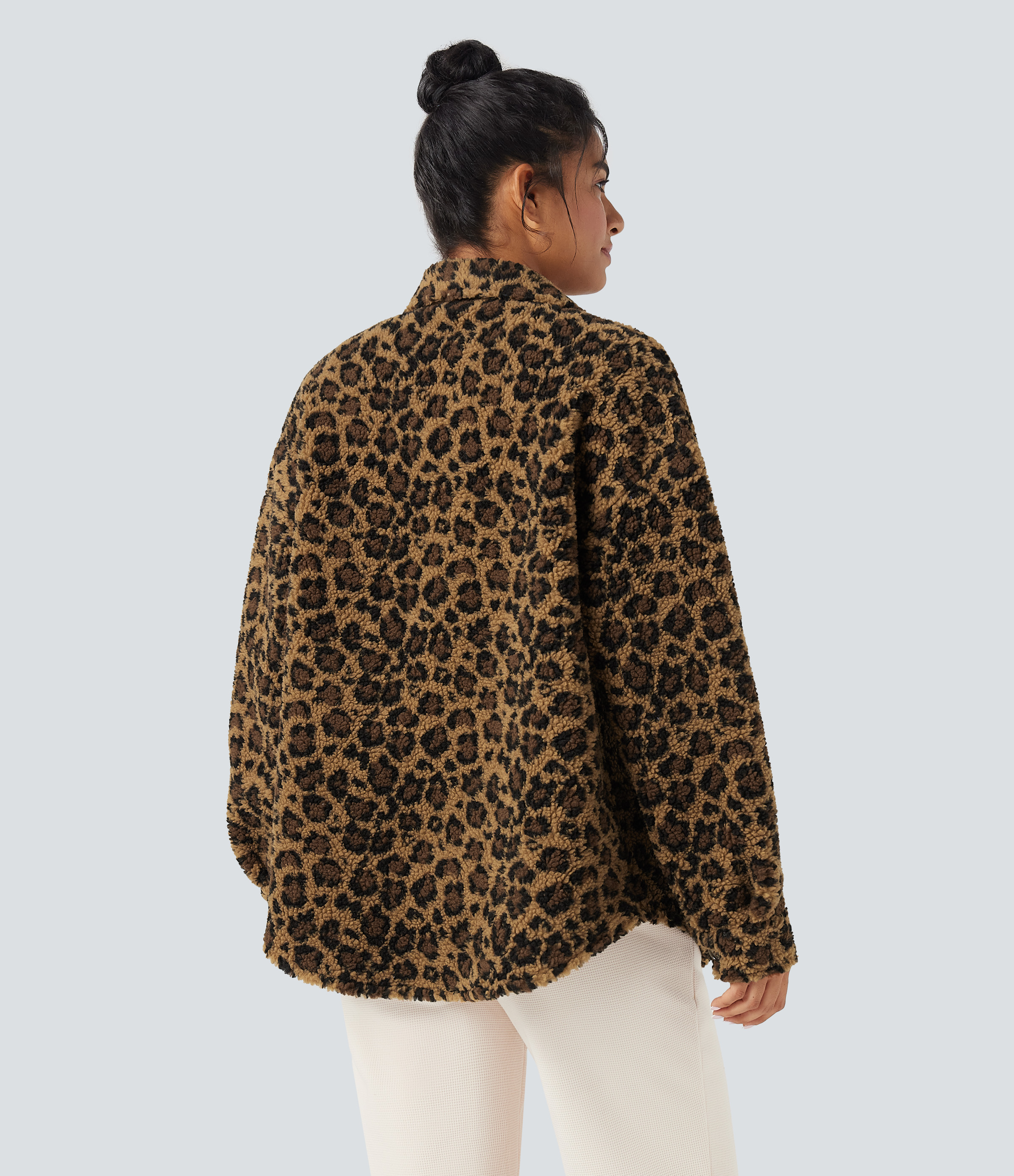 Amber Leopard Lässige Sherpa-Shirtjacke mit Kragen, langen Ärmeln, Rundumsaum und Taschen​ / 2