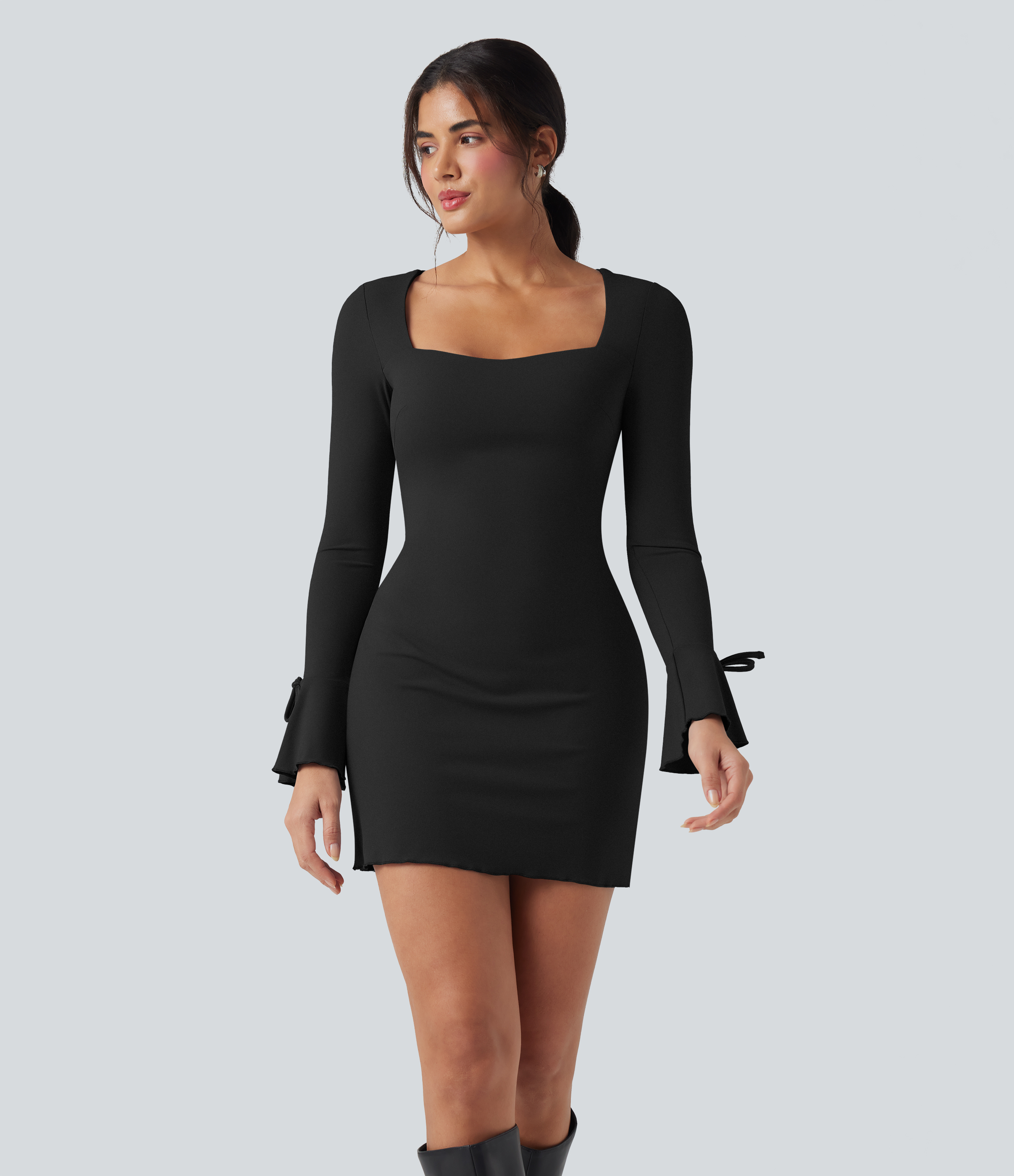Black Mini-Freizeitkleid mit eckigem Ausschnitt, langen Ärmeln und Schnürung / 1