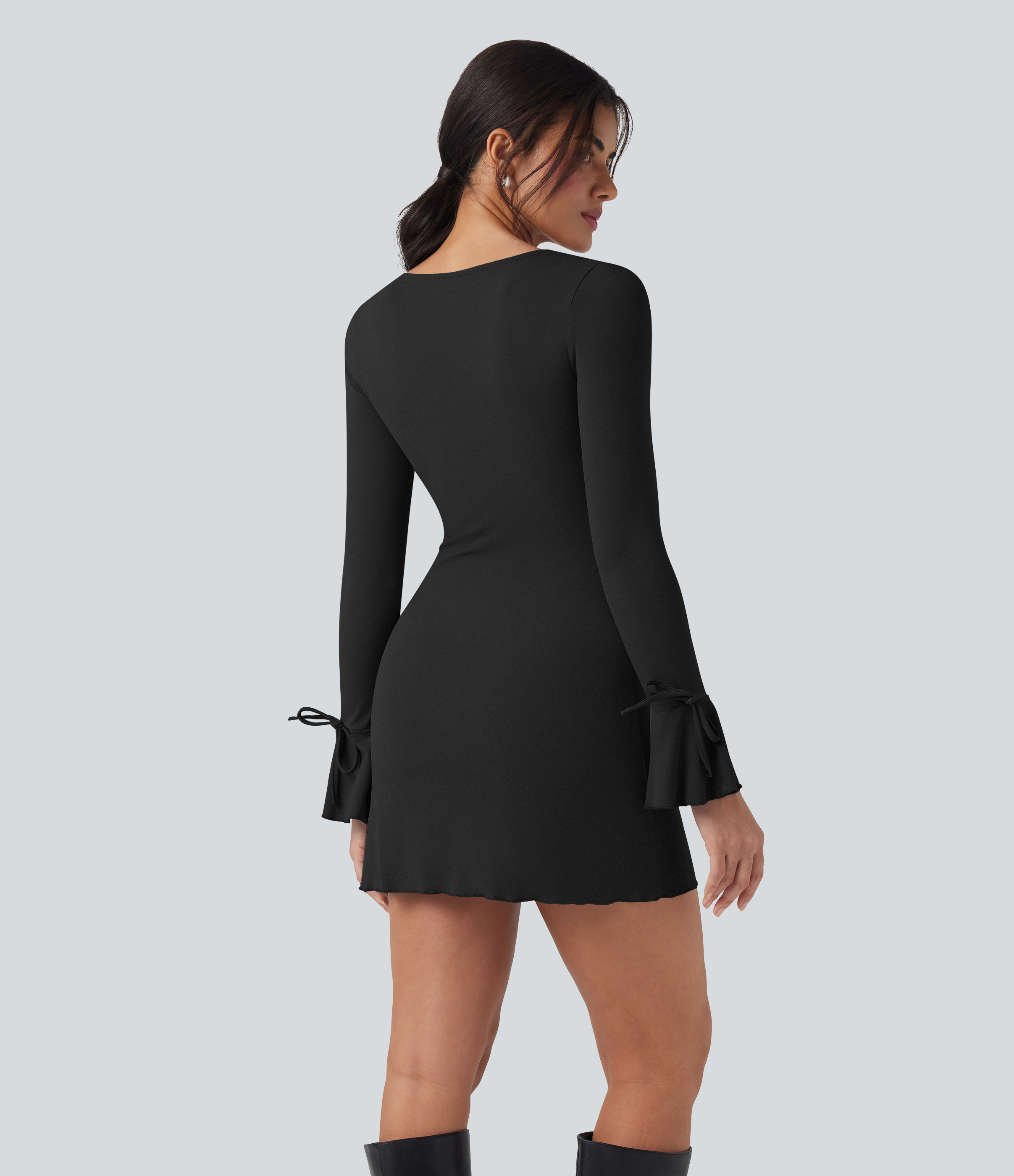 Black Mini-Freizeitkleid mit eckigem Ausschnitt, langen Ärmeln und Schnürung / 2