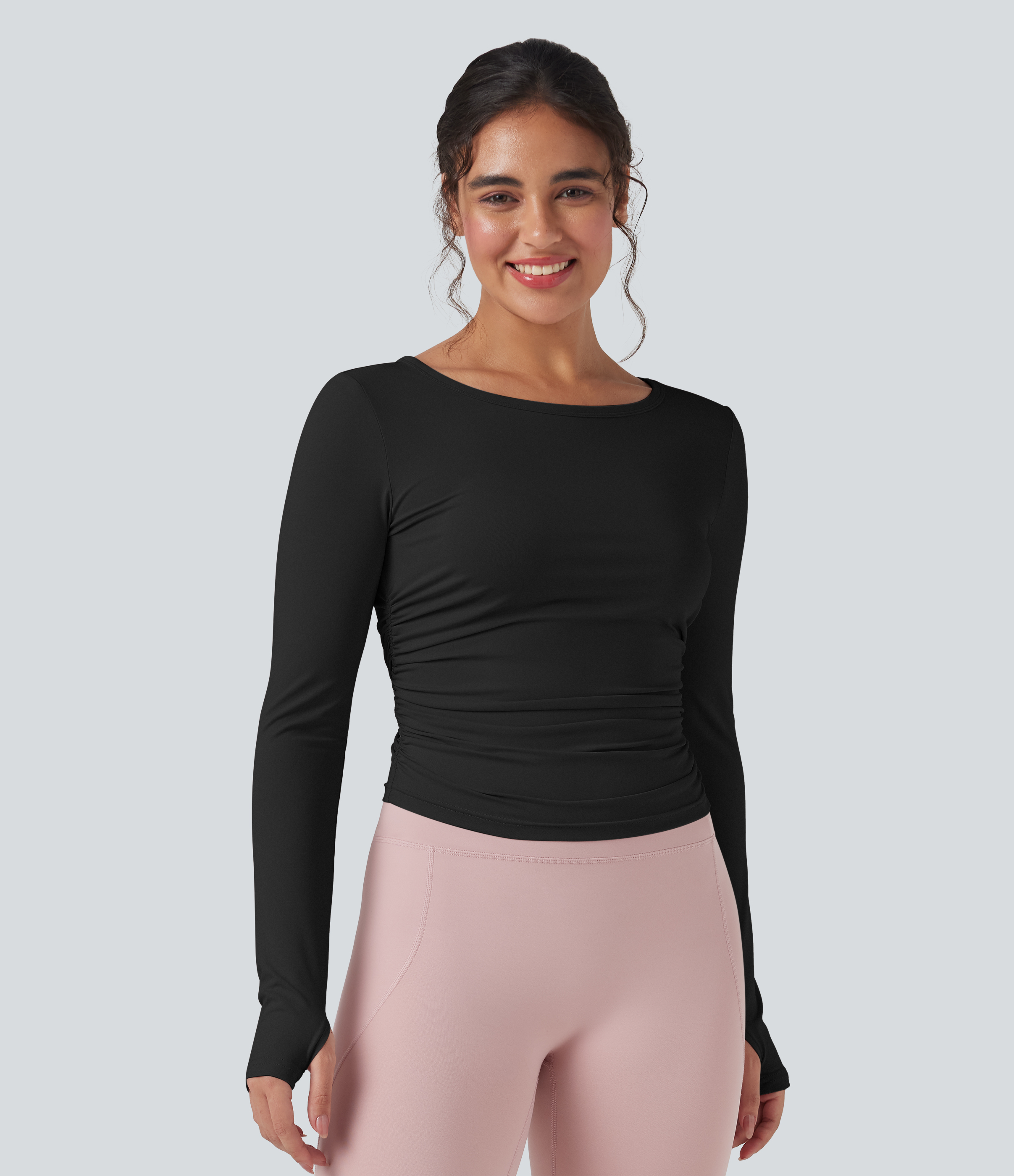 Schwarz Gerafftes Yoga-Sport-Top mit Rundhalsausschnitt, langen Ärmeln und Daumenlöchern / 1