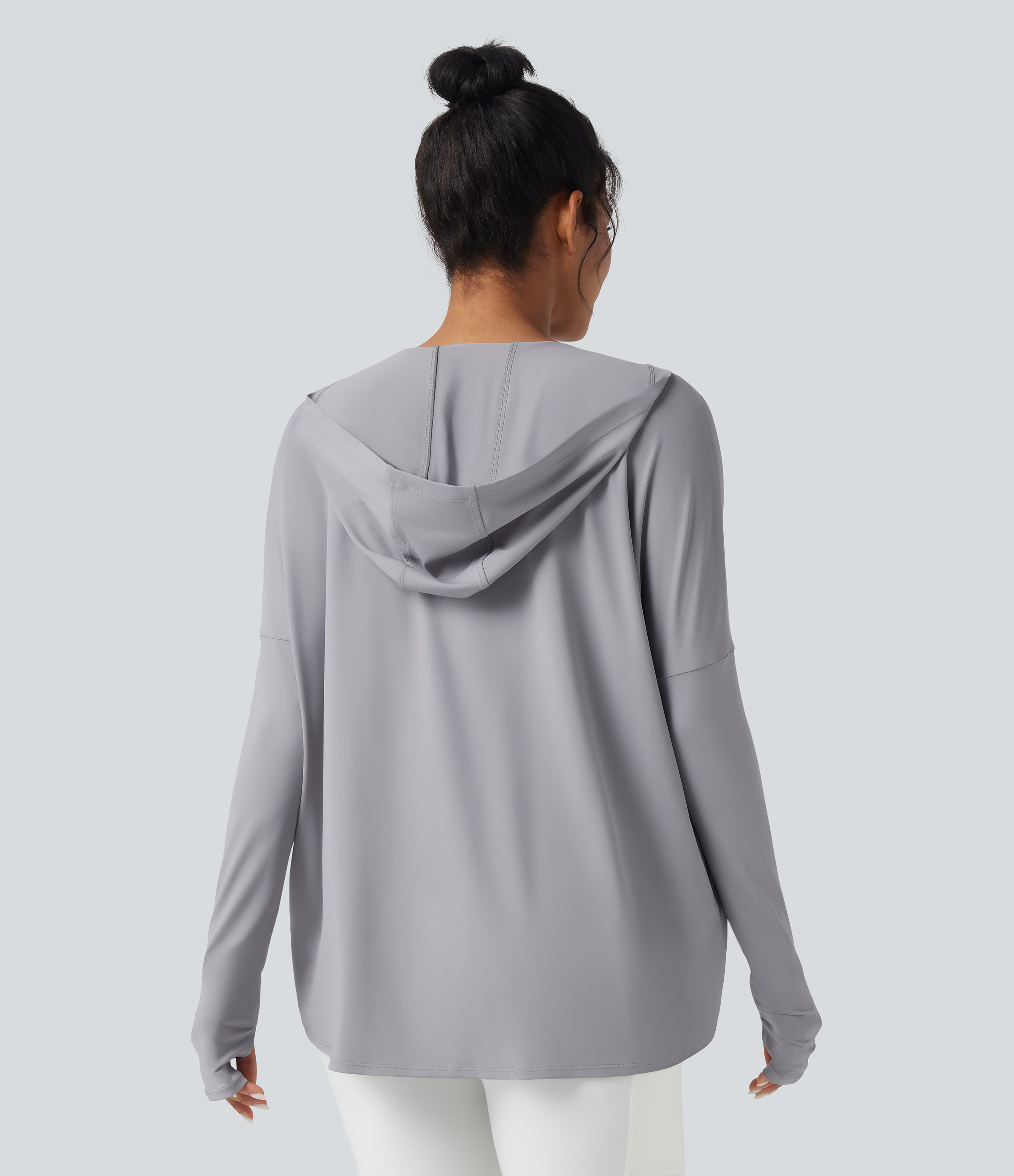 Mist Grey Top de sport yoga à capuche col drapé manches longues avec trous pouces et poches / 2