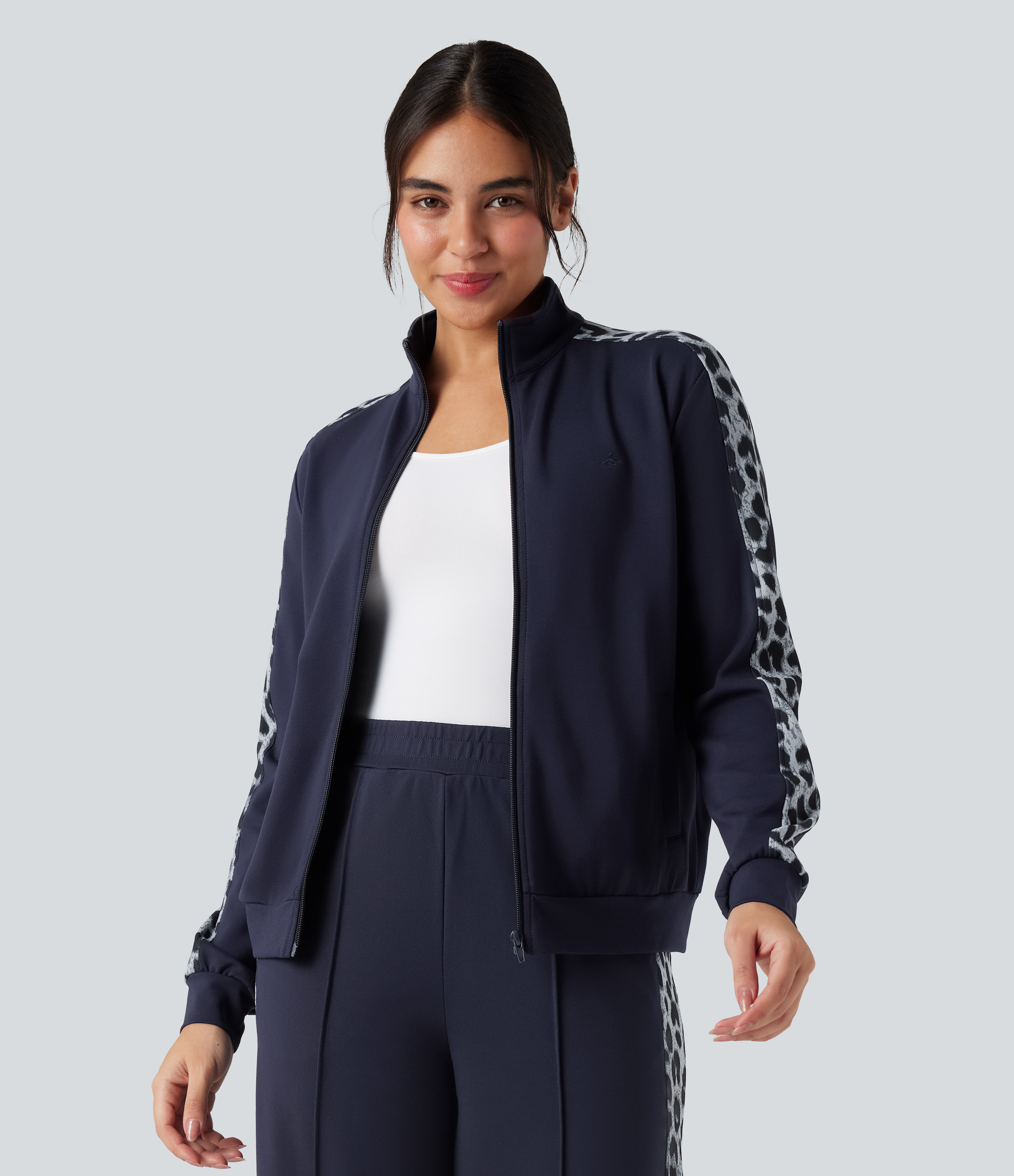 Jacke mit Stehkragen, Seitentaschen und Leopardenkontrasten