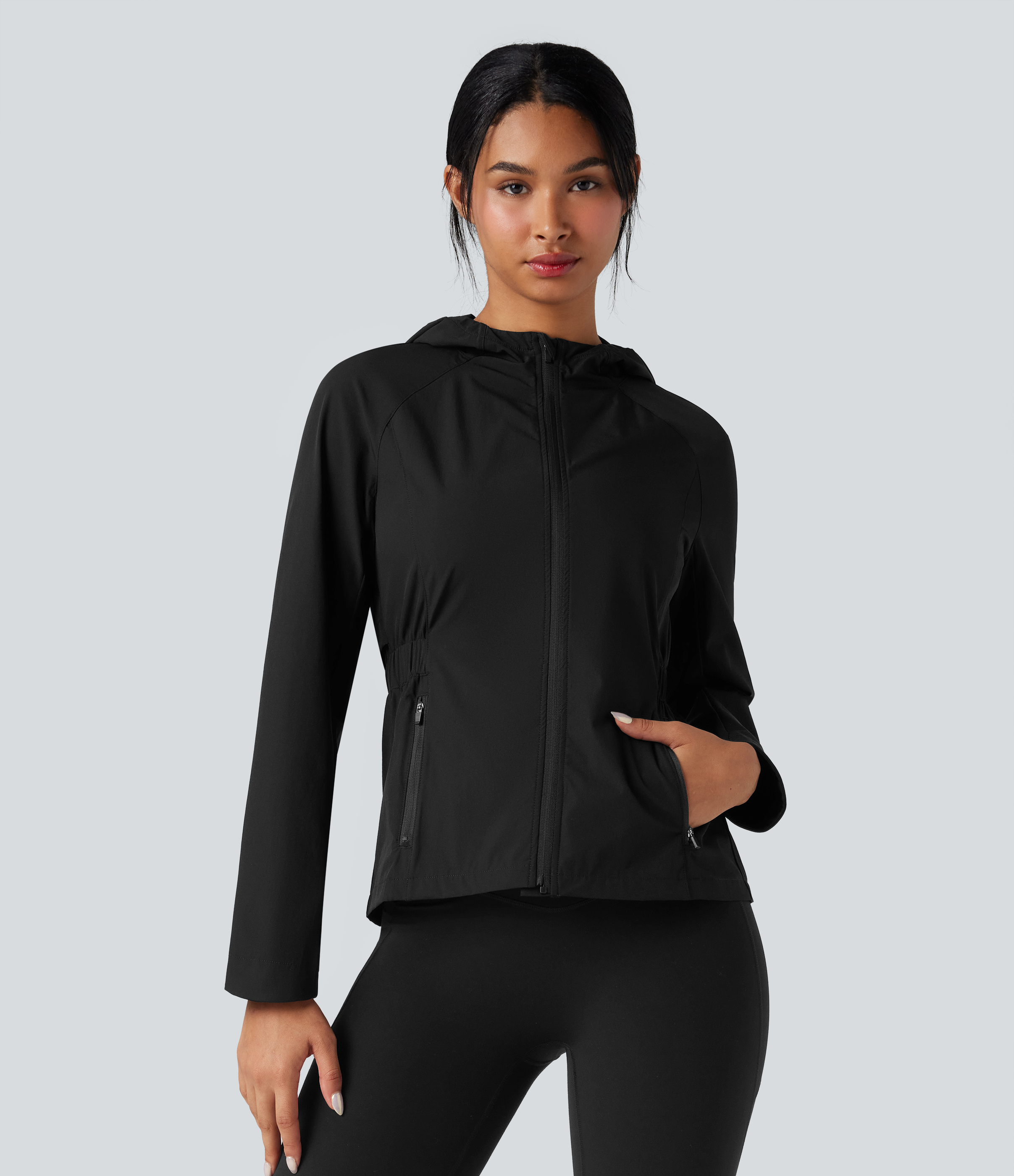 Wasserabweisende, abriebfeste Wanderjacke mit Kapuze, kontrastierendem Mesh und Taschen.