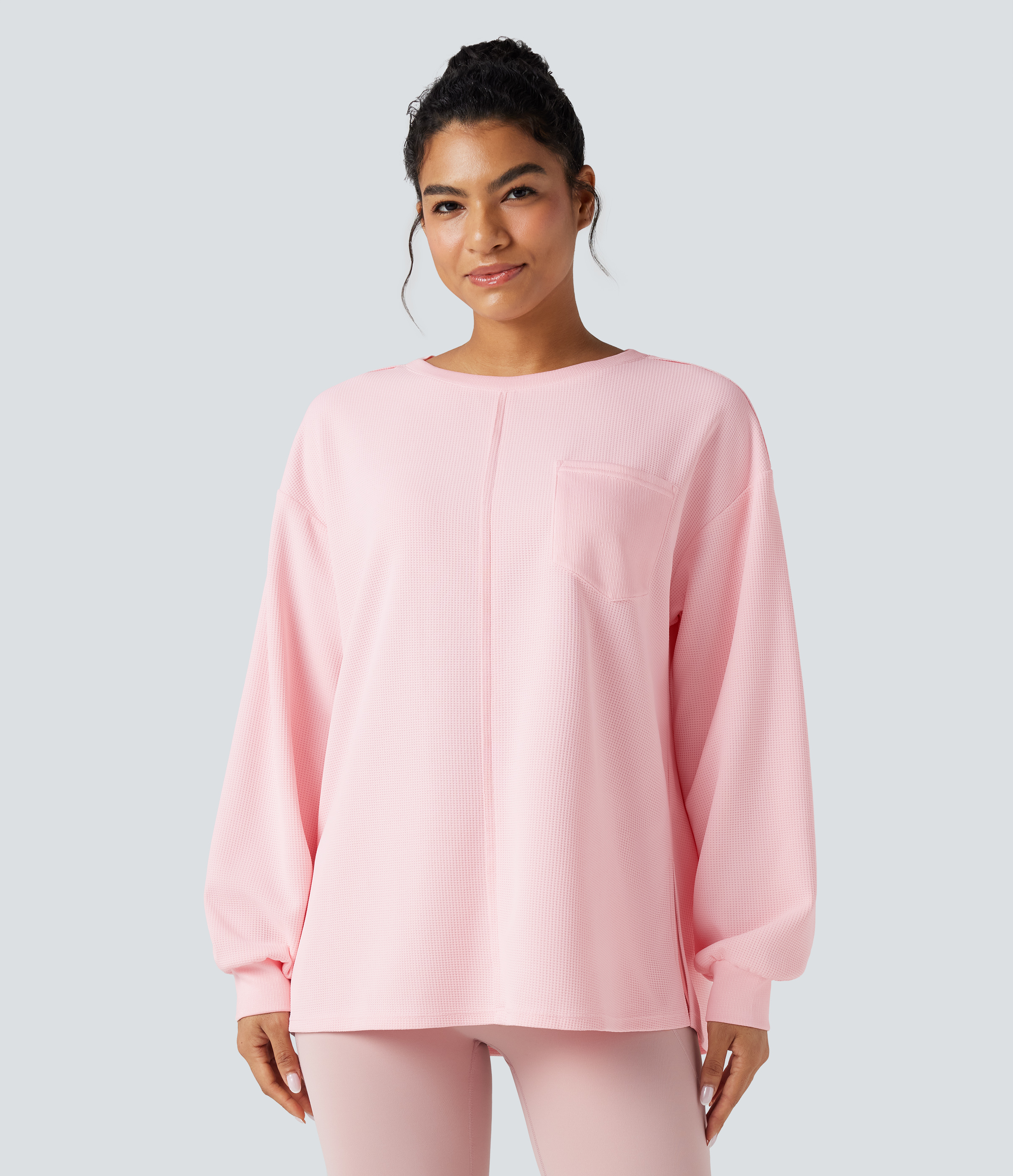 Barely Pink Lässiges, oversized Sweatshirt mit Rundhalsausschnitt, Brusttasche, langen Ärmeln, Waffelmuster und Schlitz / 2