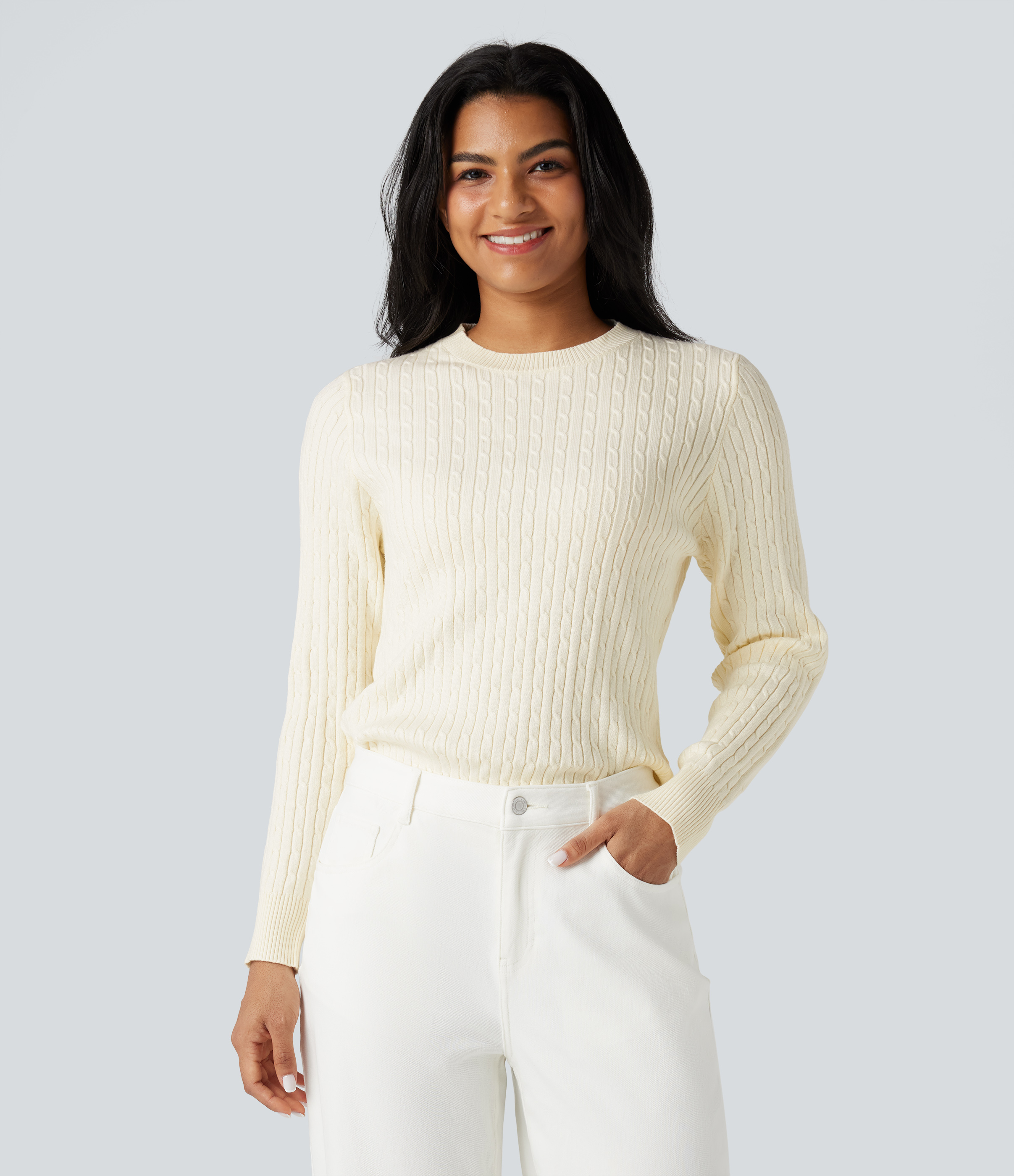 Lässiger Pullover mit Rundhalsausschnitt, langen Ärmeln und Zopfmuster