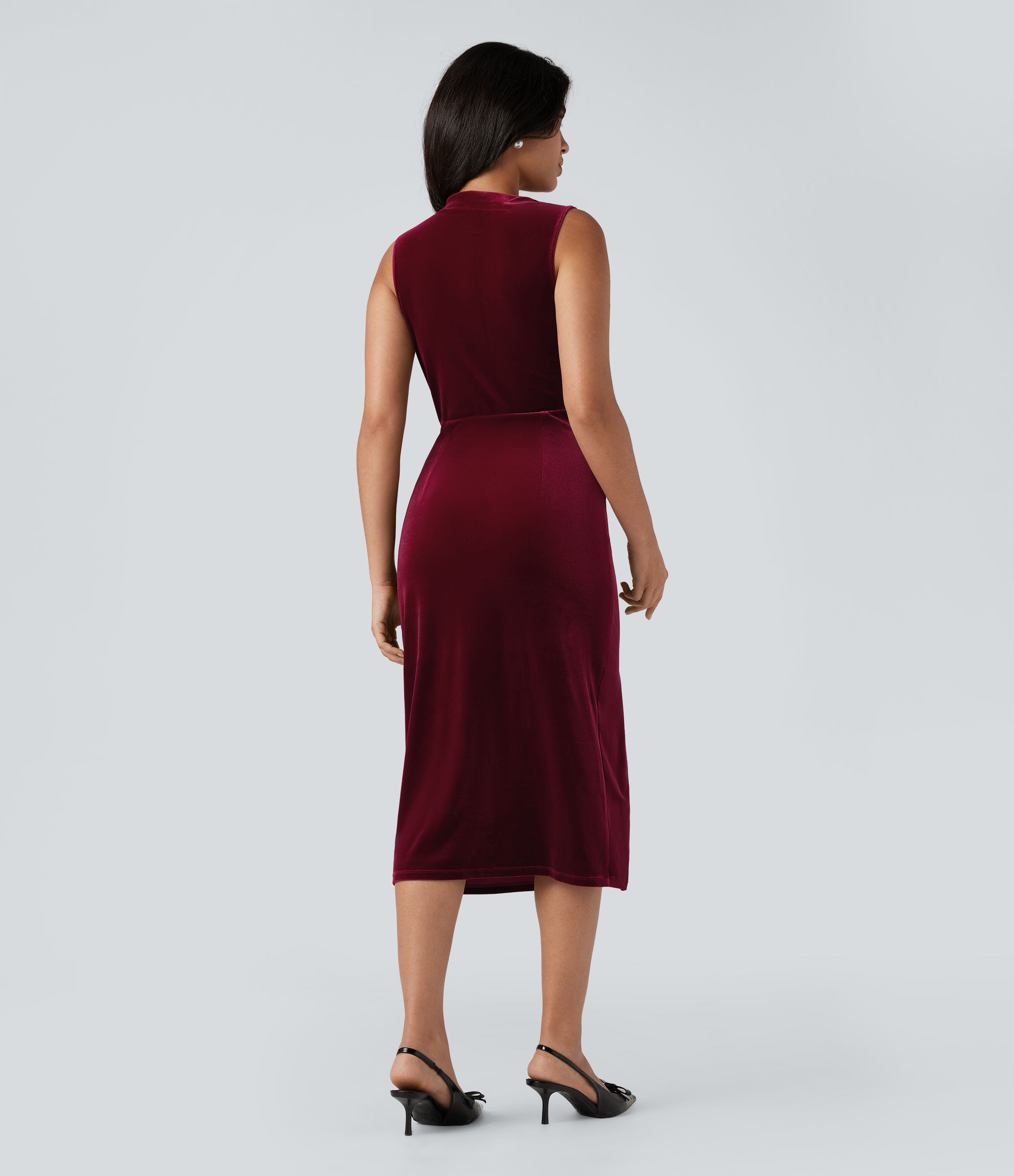 Sangria Ärmelloses, gerafftes, figurbetontes Midi-Samtkleid mit Wasserfallausschnitt / 2