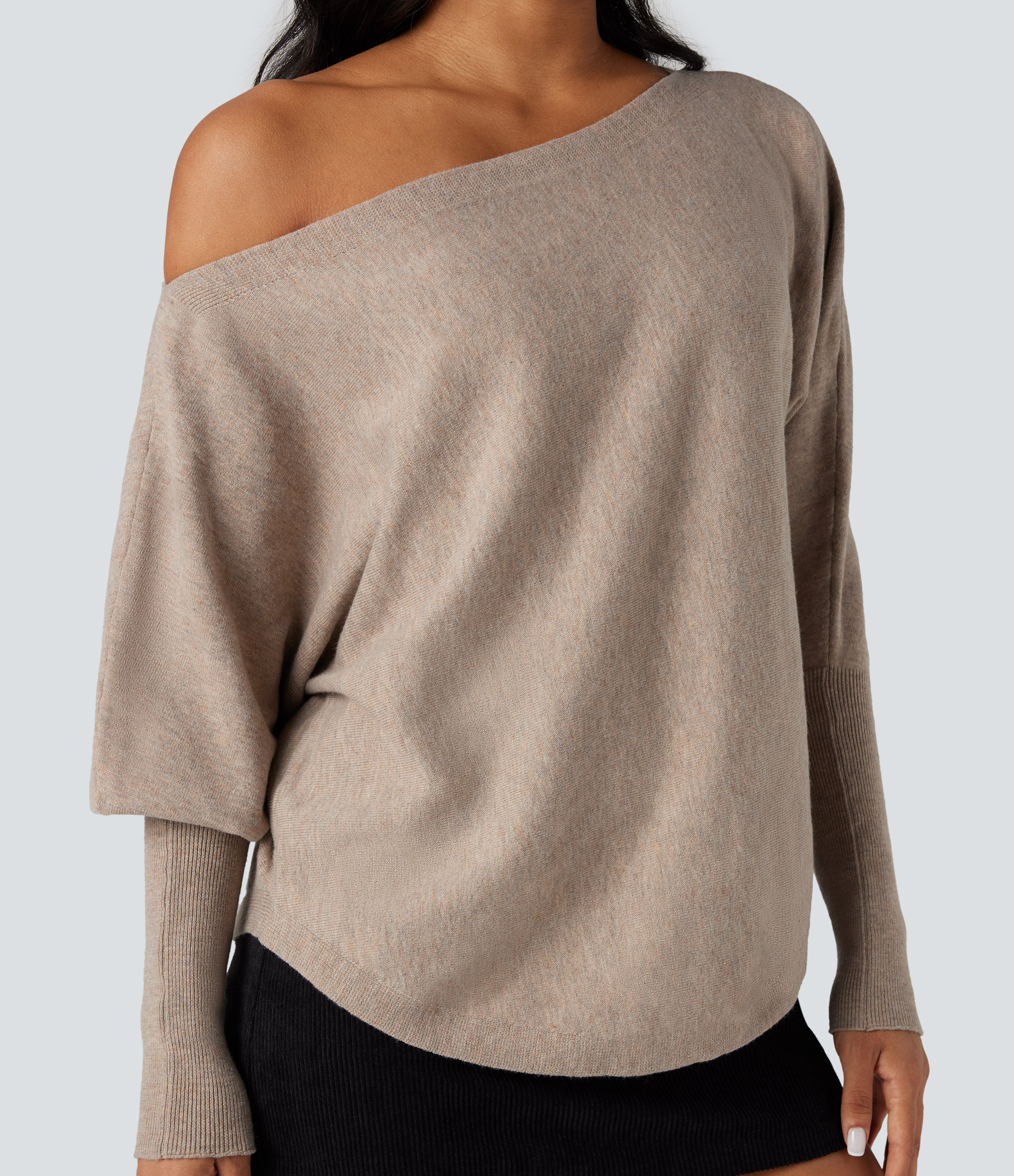 Pull de bureau asymétrique à une épaule, manches chauve‑souris et ourlet arrondi