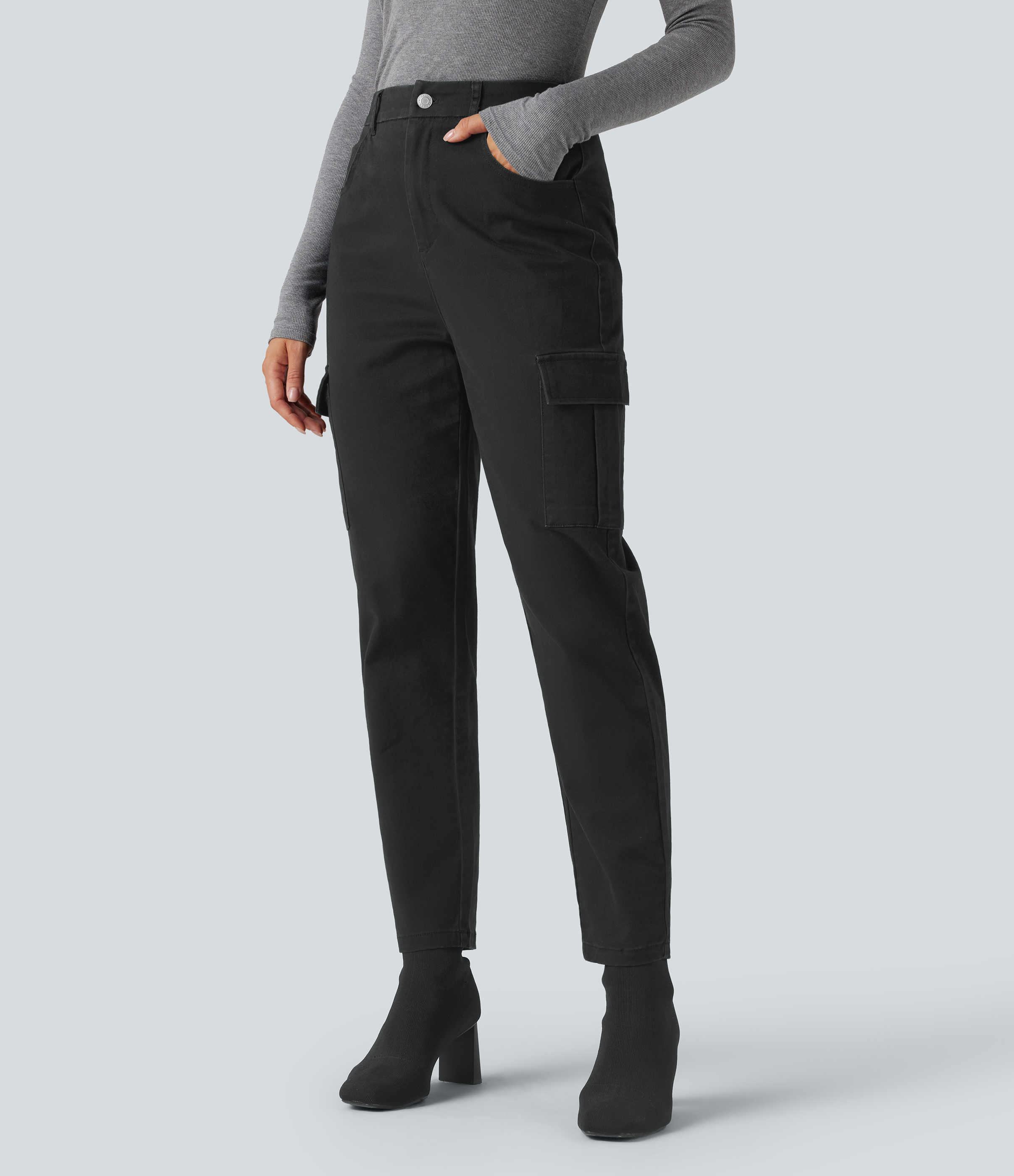 Schwarz Hochtaillierte, legere Chino-Hose aus Baumwolle, 7/8-konisch zulaufend, mit Taschen / 1