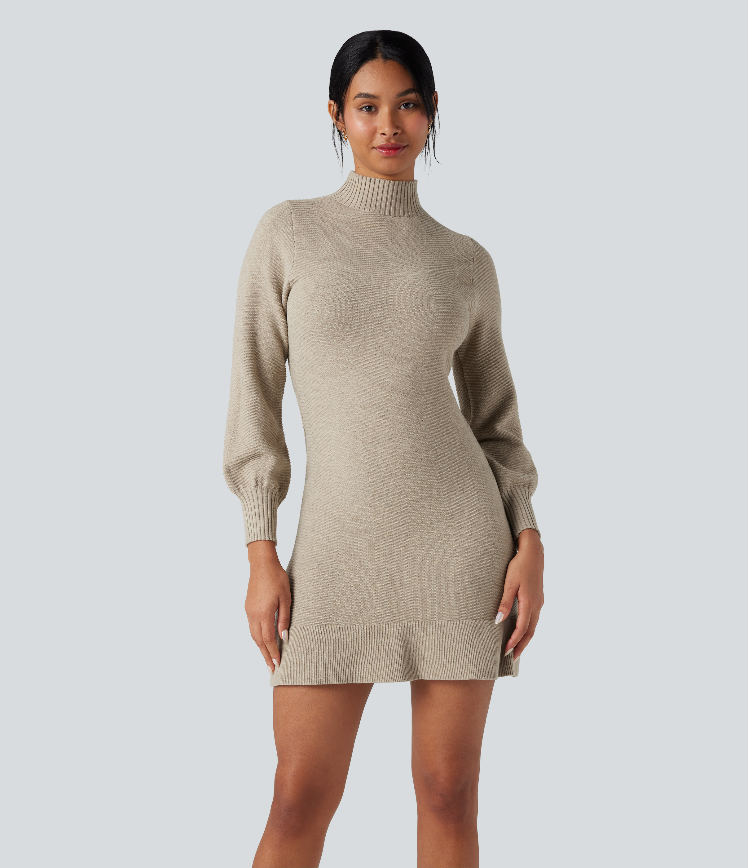 Robe pull courte col montant manches longues ourlet à volants