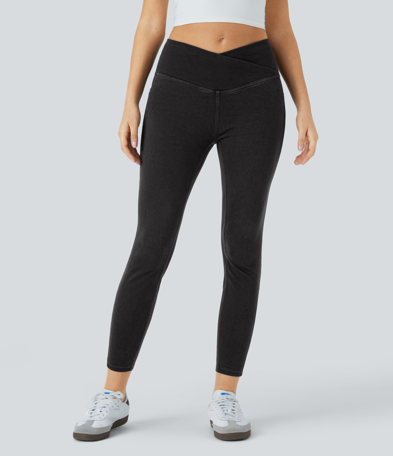 Black Denim Halara Flex™ Work-Leggings aus gewaschenem Denim mit Crossover-Tasche / 2