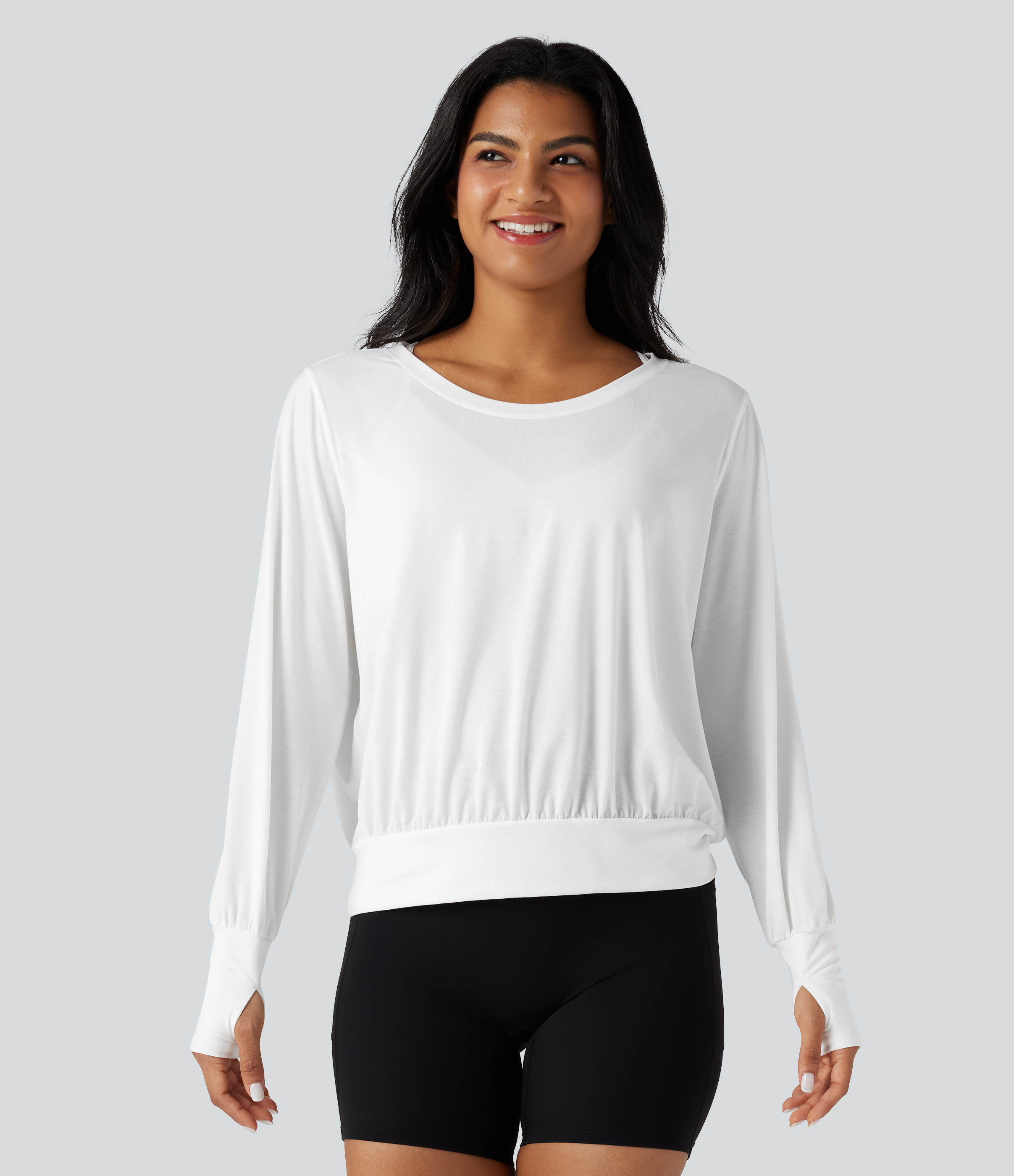 White Yoga-Sport-Top mit U-Ausschnitt, langen Ärmeln und Daumenlöchern / 2